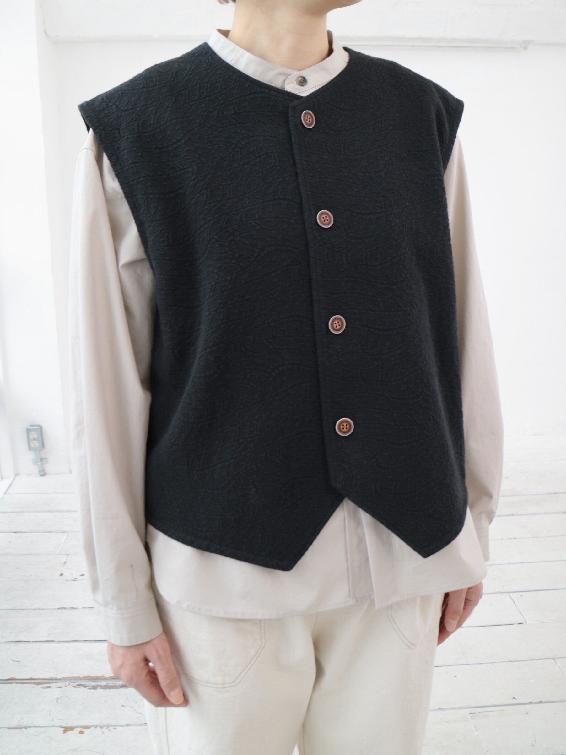 YARRA NEU カットジャガード釦開きベスト NU-5548-403