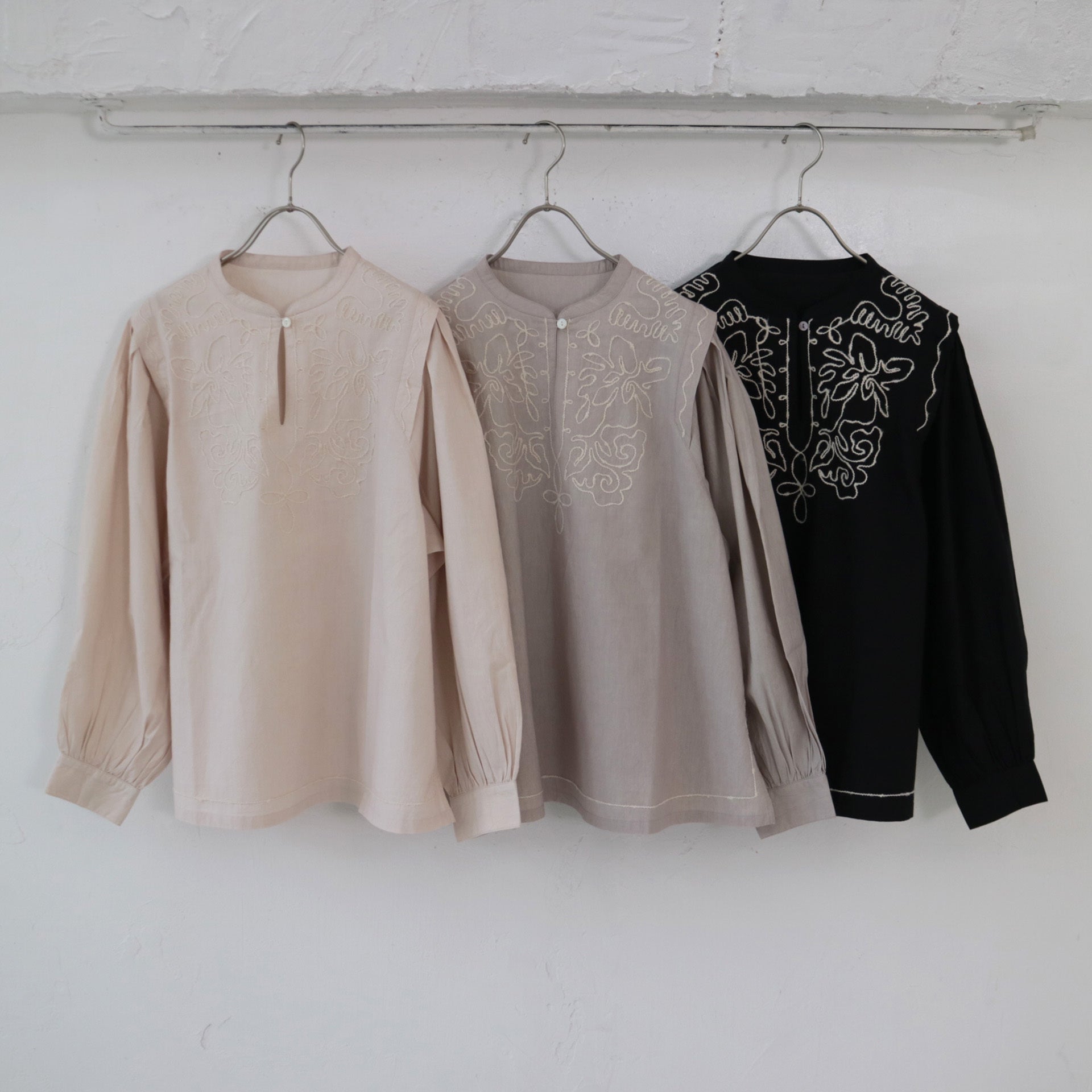 doux bleu コード刺繍ショルダータックブラウス DB-2443-006