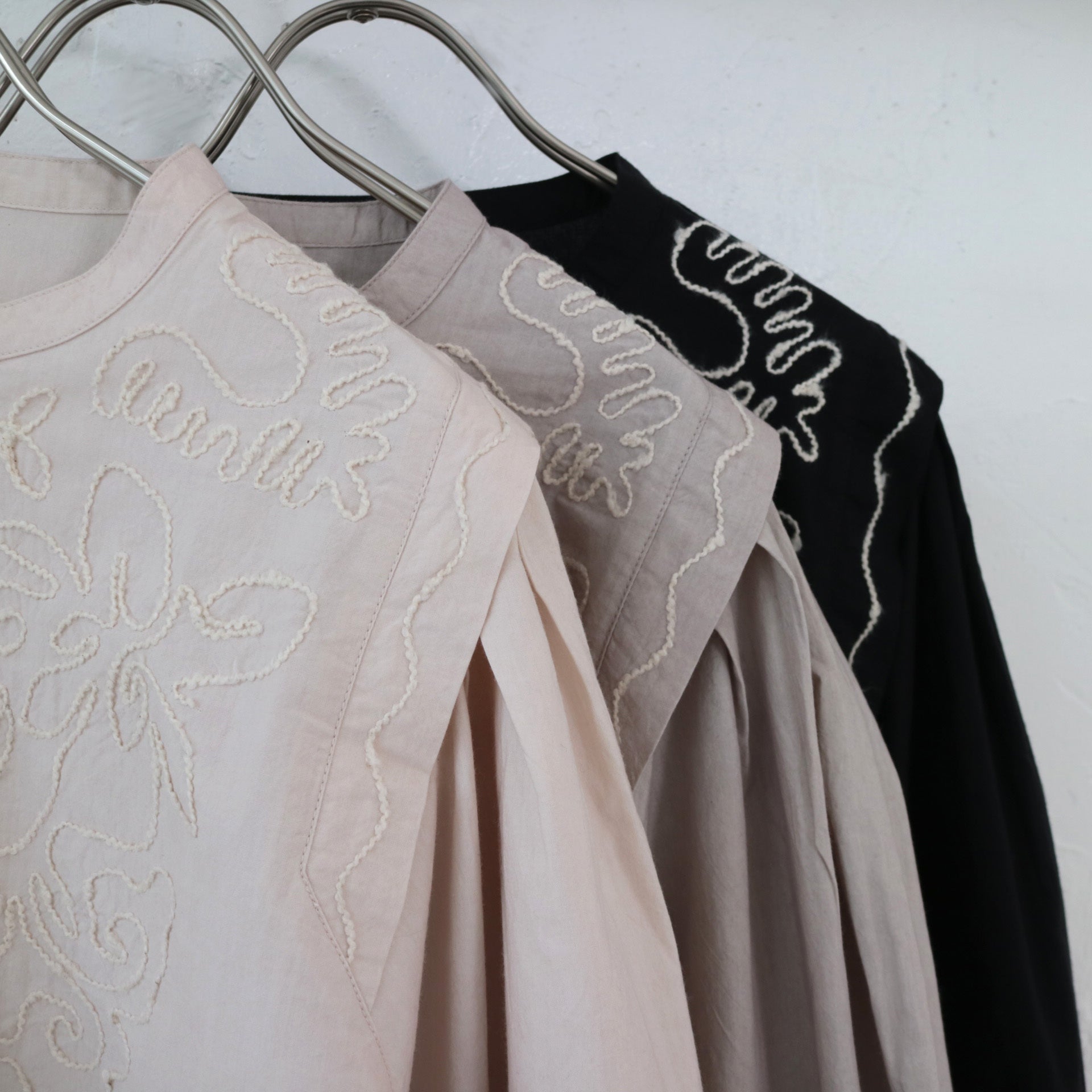 doux bleu コード刺繍ショルダータックブラウス DB-2443-006