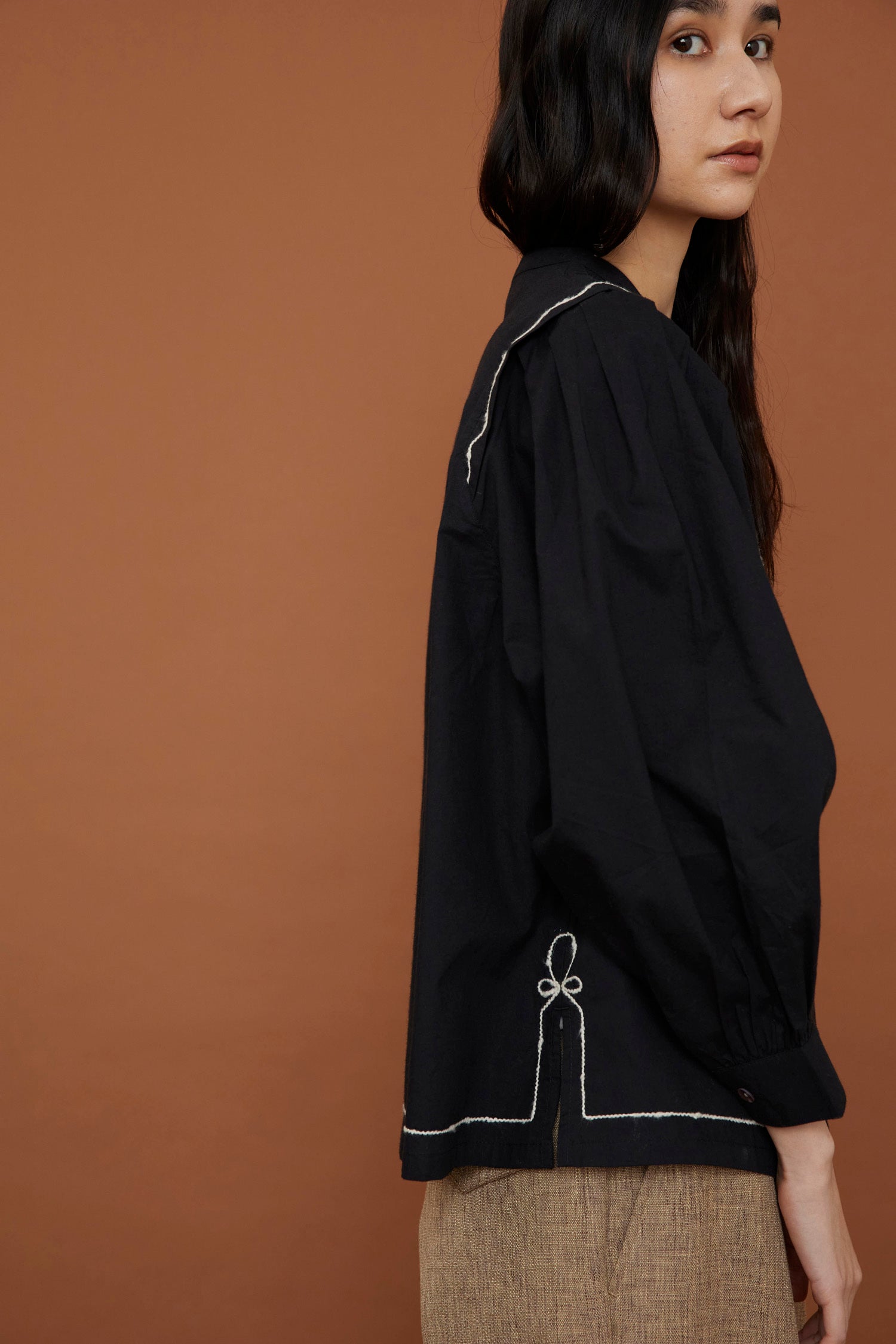 doux bleu コード刺繍ショルダータックブラウス DB-2443-006