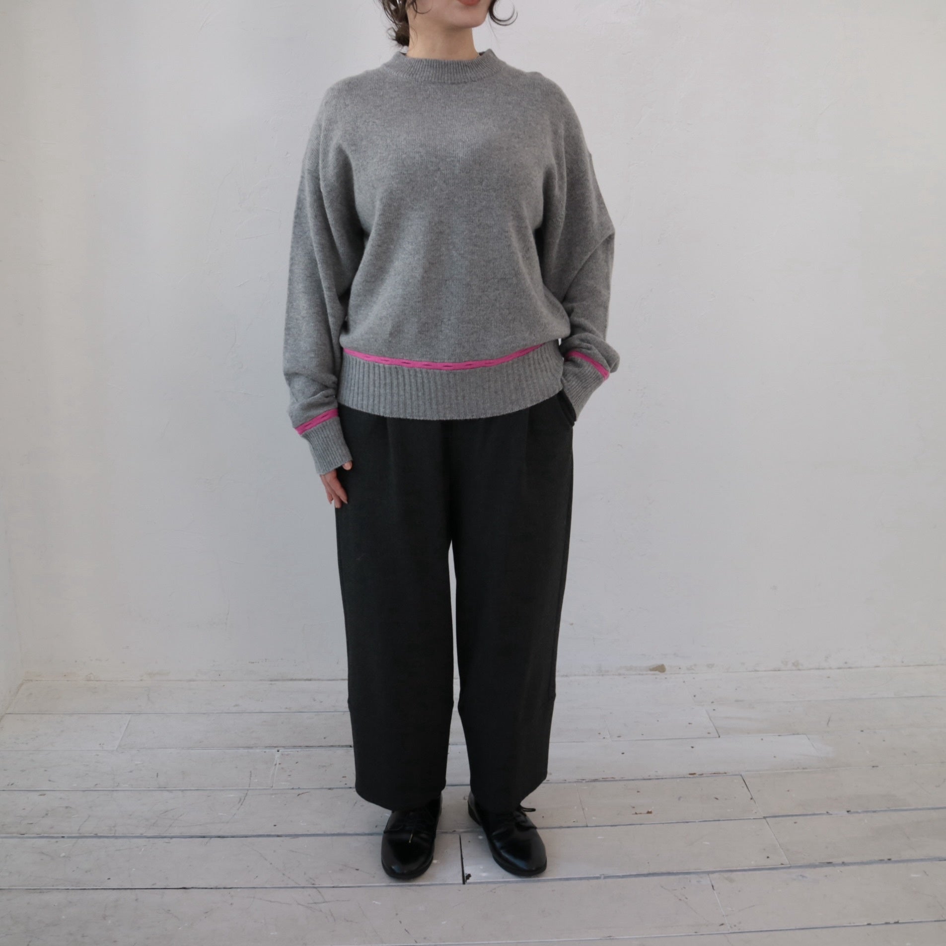 YARRA NEU カシミヤ混配色丸首ニットプルオーバー NU-5442-407