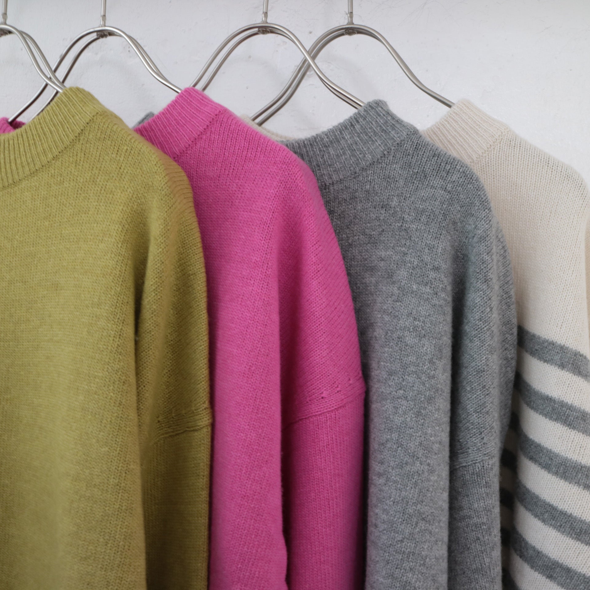 YARRA NEU カシミヤ混配色丸首ニットプルオーバー NU-5442-407