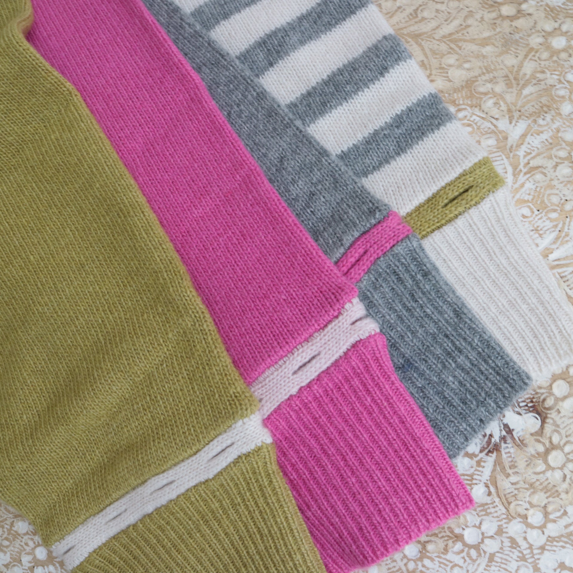 YARRA NEU カシミヤ混配色丸首ニットプルオーバー NU-5442-407