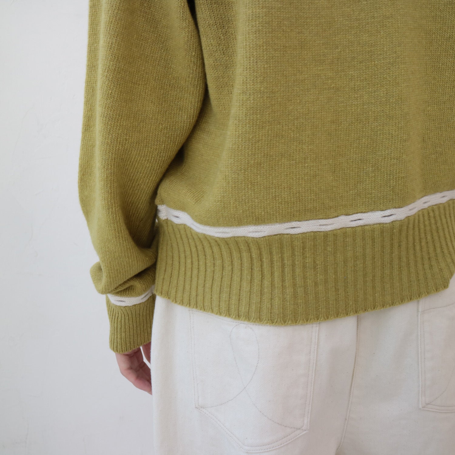 YARRA NEU カシミヤ混配色丸首ニットプルオーバー NU-5442-407