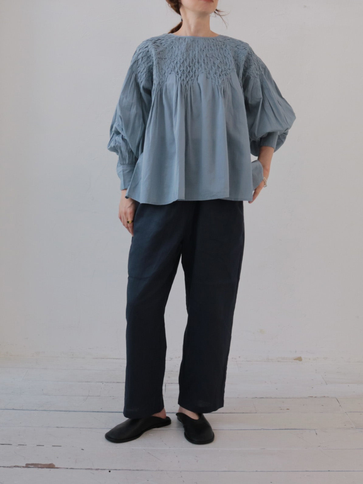 \再入荷/doux bleu ハンドスモッキング刺繍ブラウス DB-2543-003