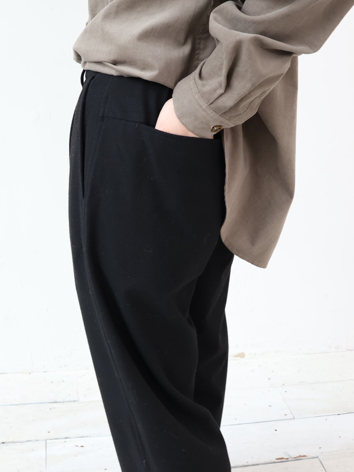 YARRA NEU 裾ダーツ微起毛パンツ NU-5655-440