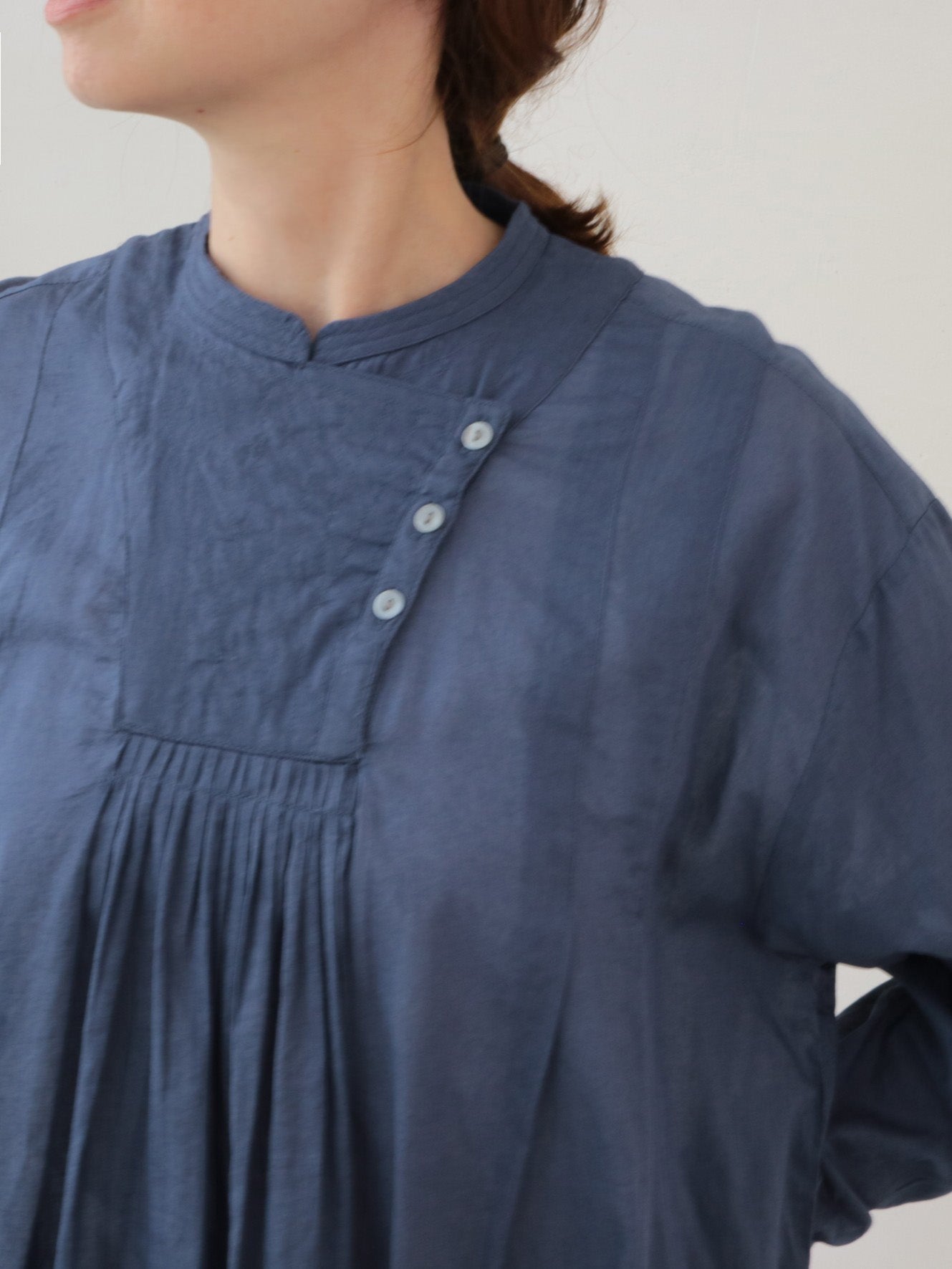 doux bleu コットンカディ ギャザープルオーバーシャツ DB-2613-030