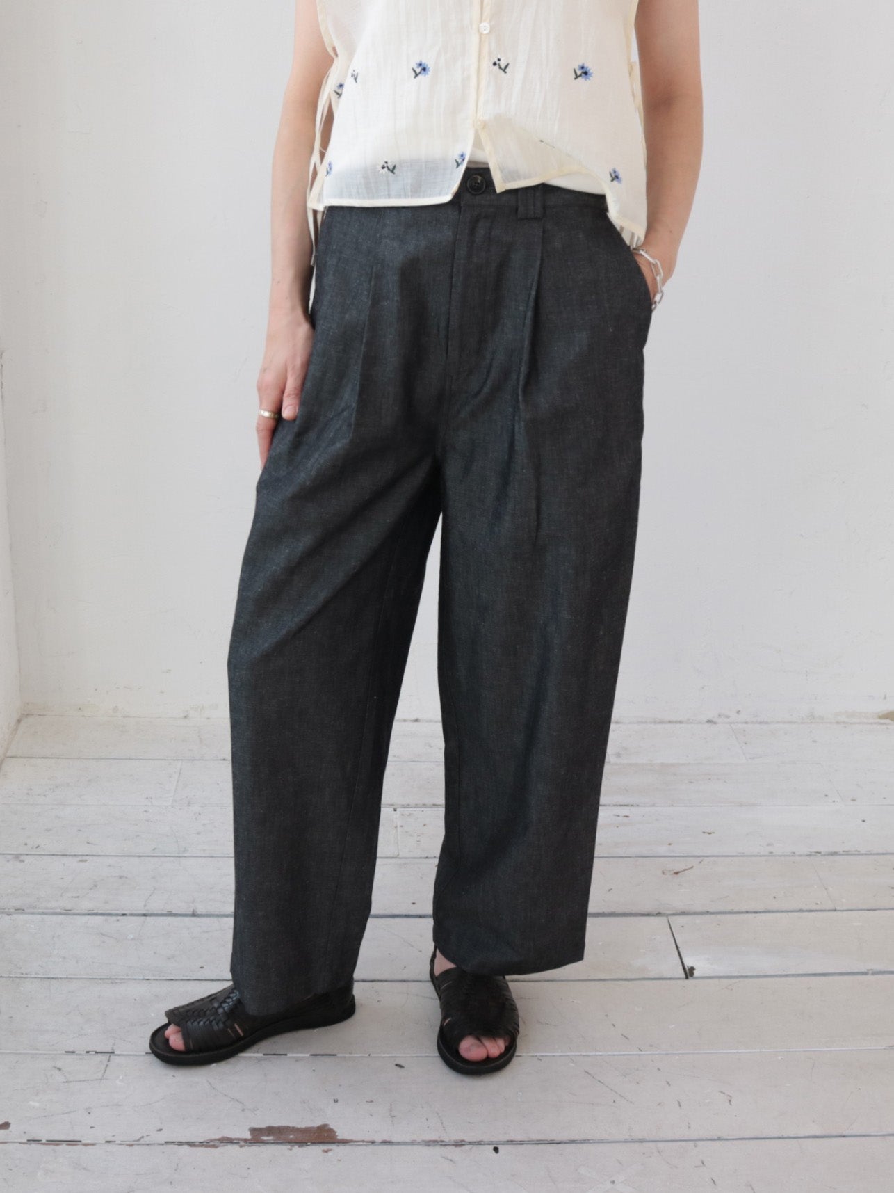 doux bleu ライトデニムタックパンツ DB-2625-056