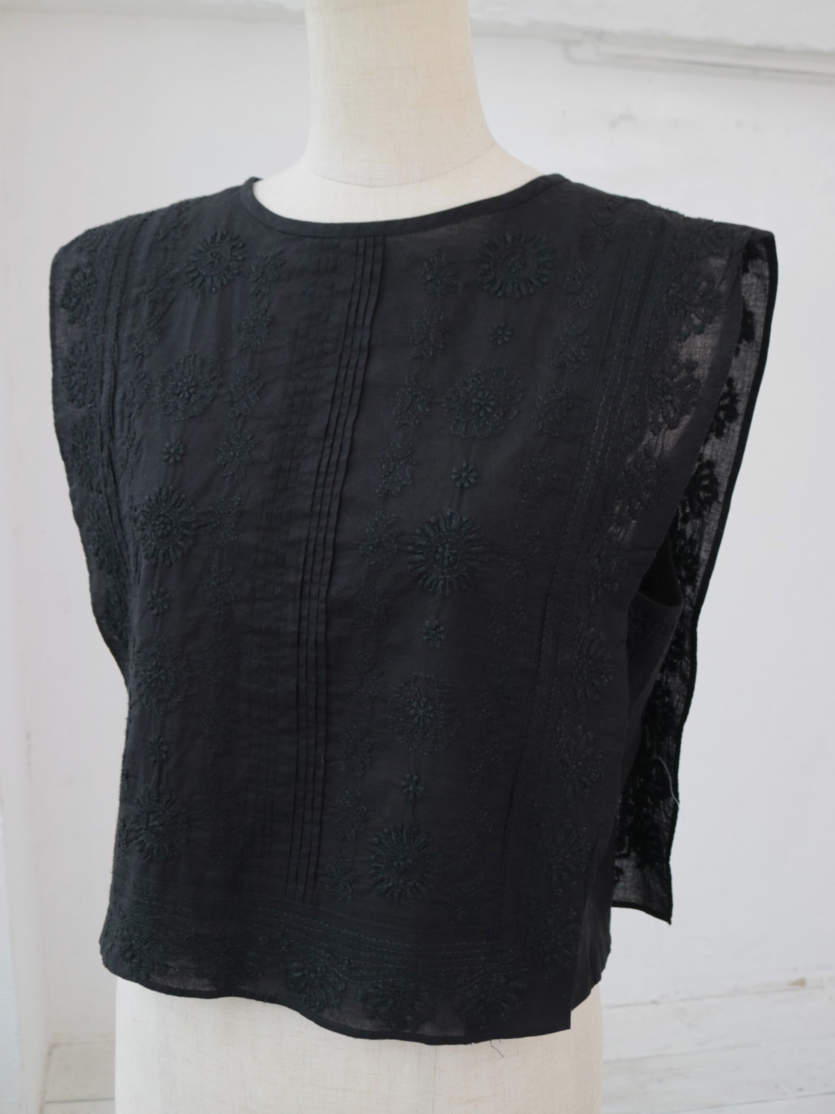 doux bleu ラクノウ刺繍ショートベスト DB-2618-043