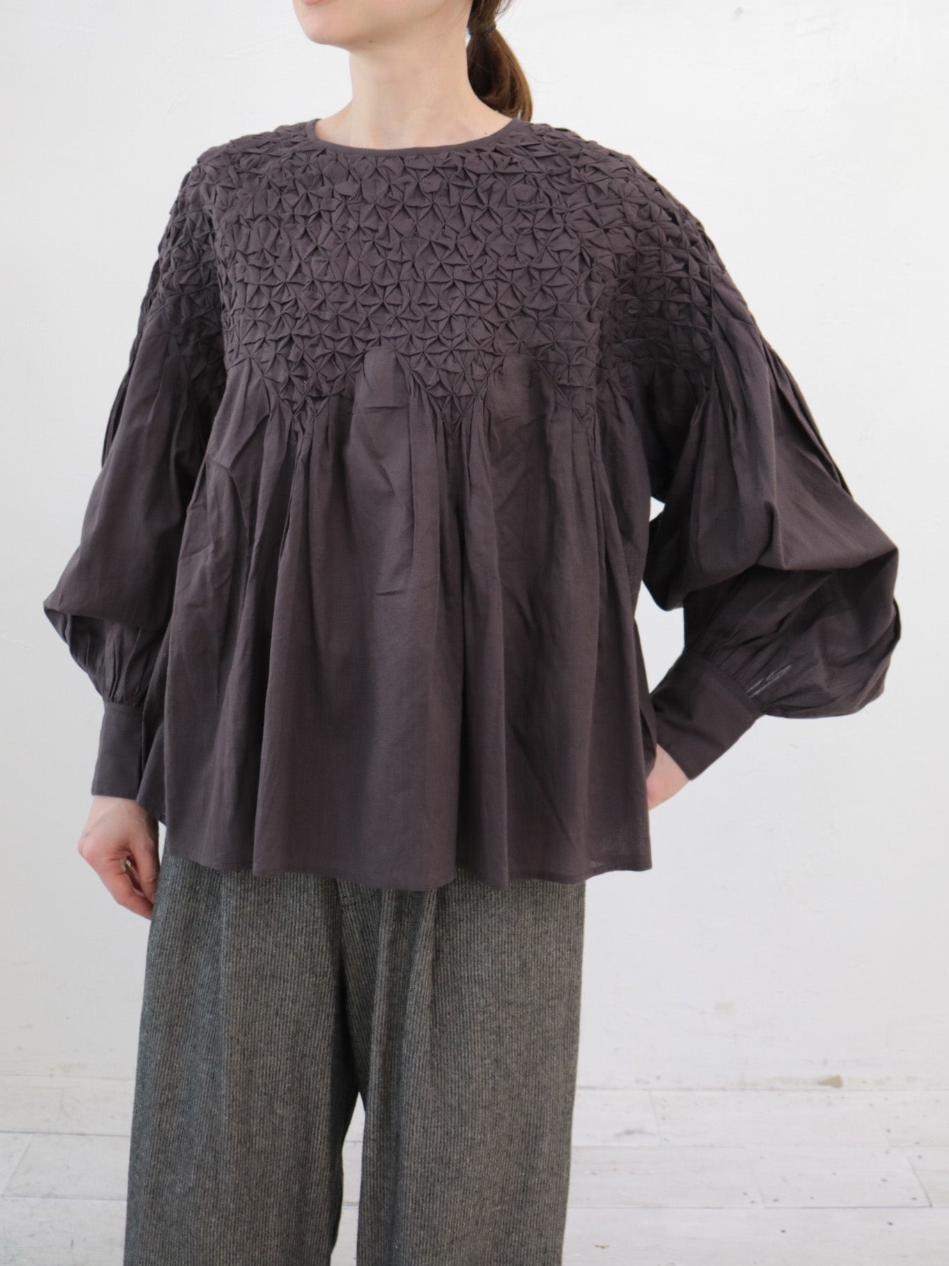 \再入荷/doux bleu ハンドスモッキング刺繍ブラウス DB-2543-003