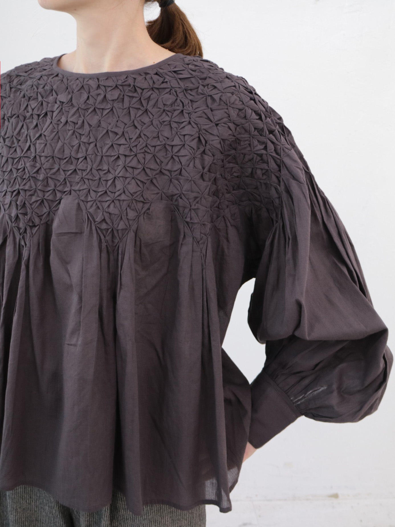 \再入荷/doux bleu ハンドスモッキング刺繍ブラウス DB-2543-003