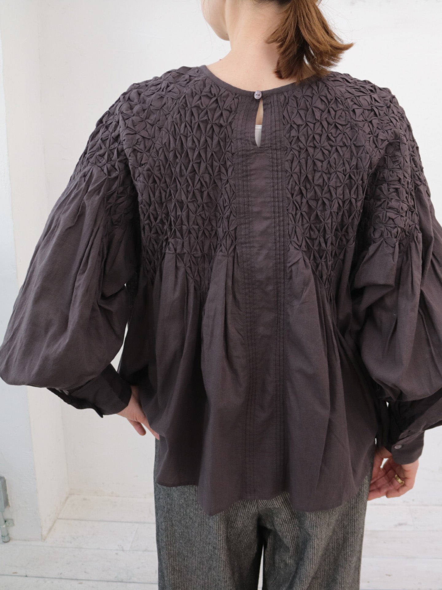 \再入荷/doux bleu ハンドスモッキング刺繍ブラウス DB-2543-003