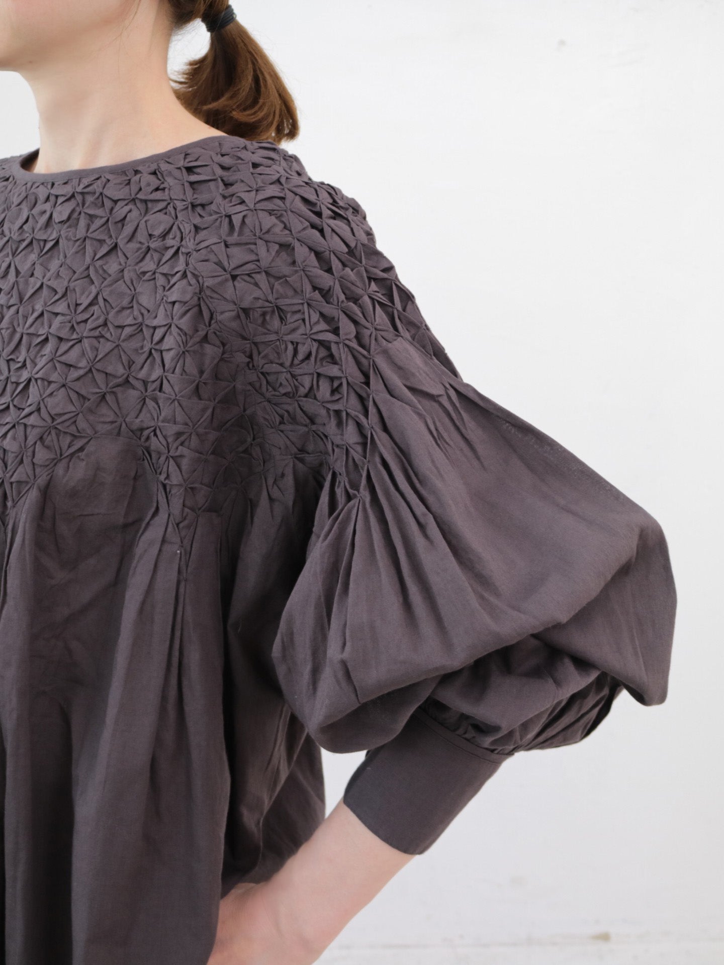 \再入荷/doux bleu ハンドスモッキング刺繍ブラウス DB-2543-003