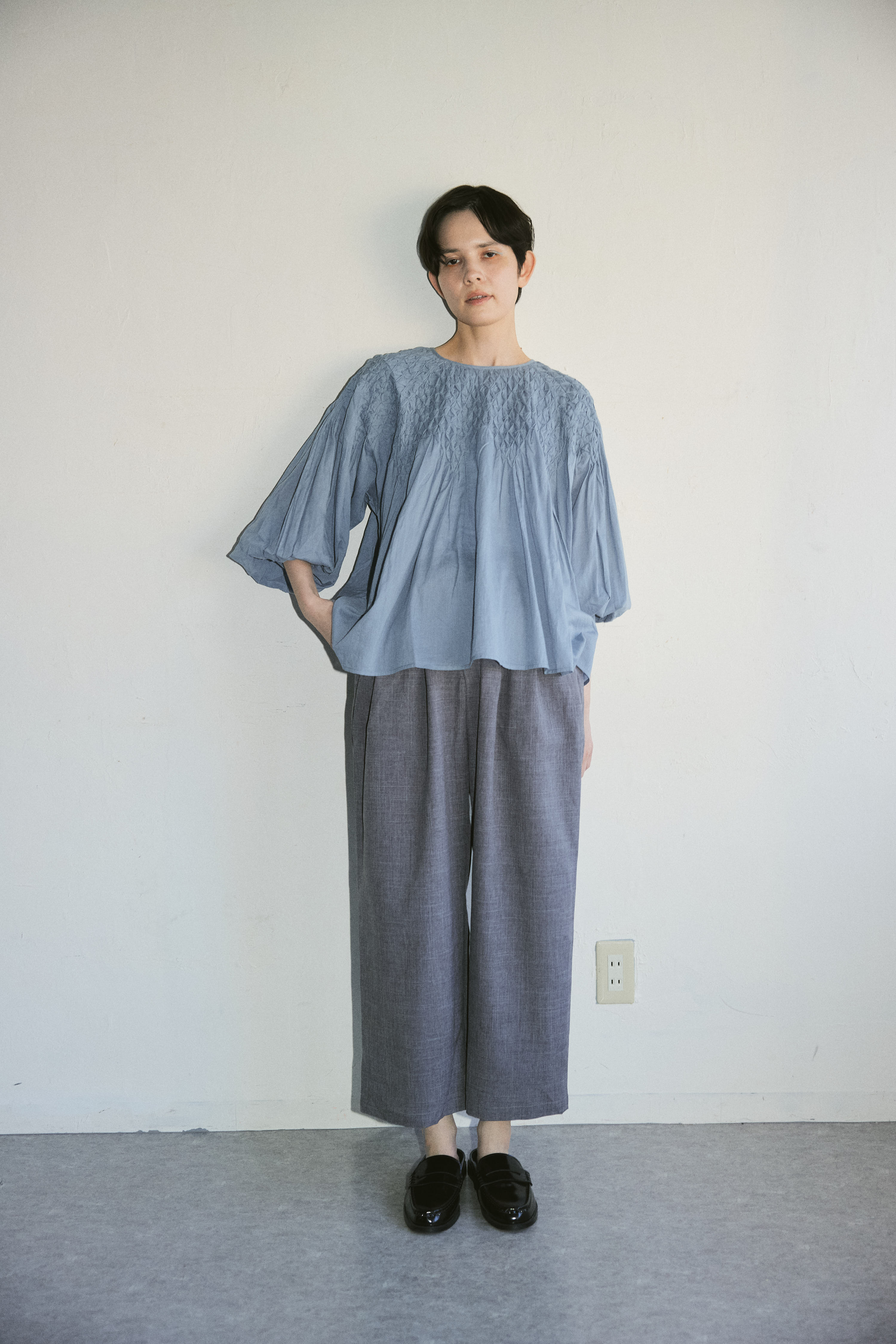 \再入荷/doux bleu ハンドスモッキング刺繍ブラウス DB-2543-003