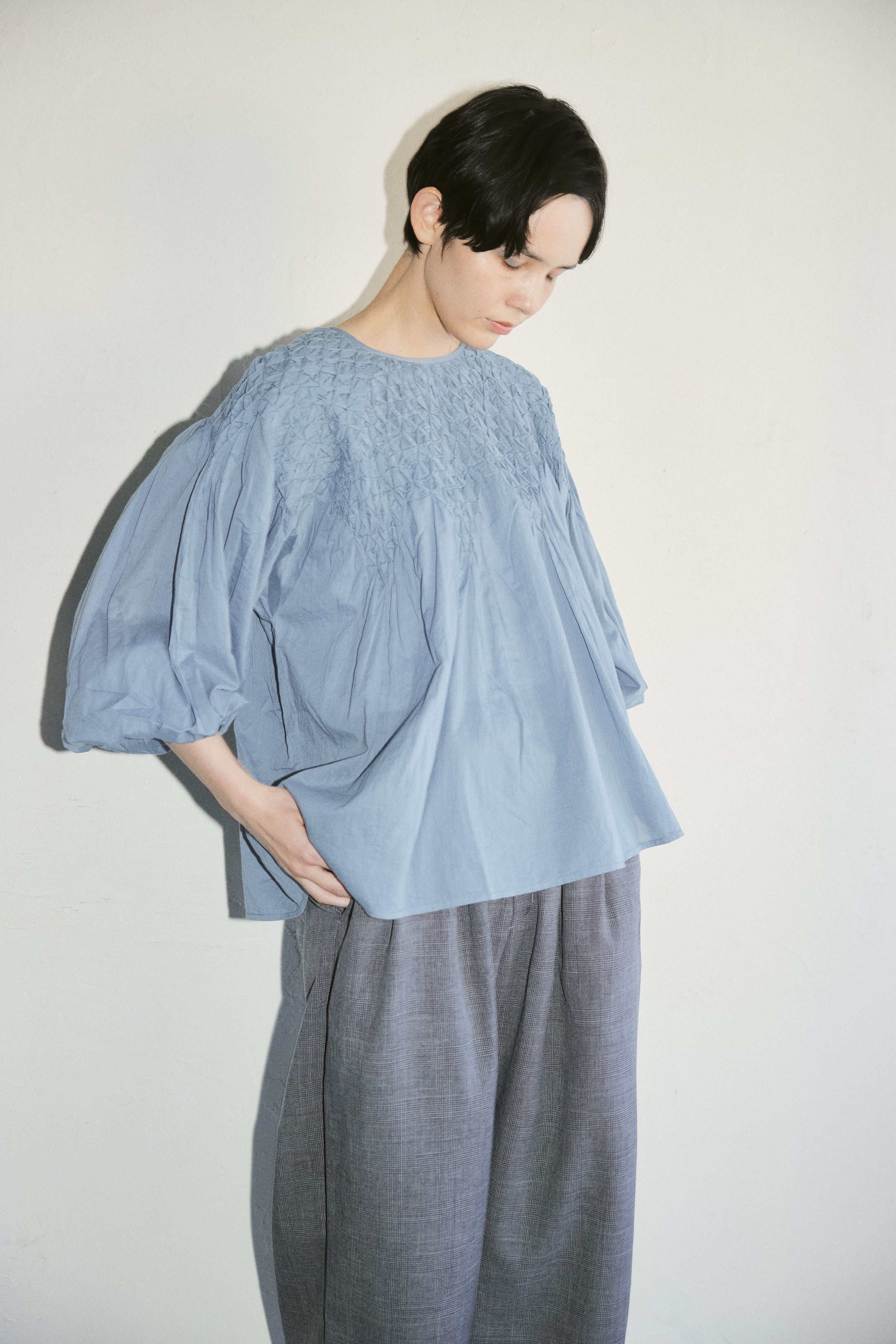 \再入荷/doux bleu ハンドスモッキング刺繍ブラウス DB-2543-003