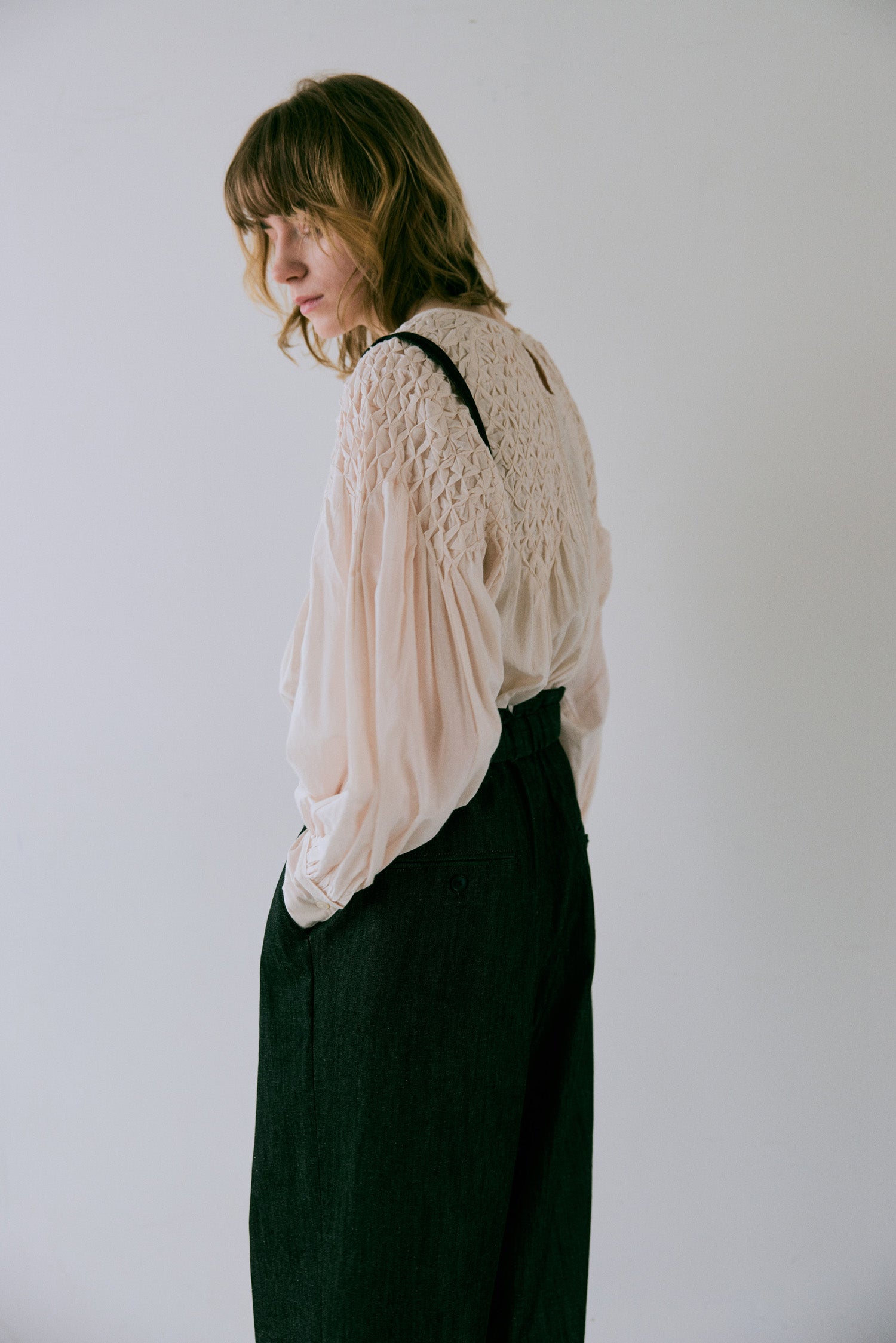 \再入荷/doux bleu ハンドスモッキング刺繍ブラウス DB-2543-003