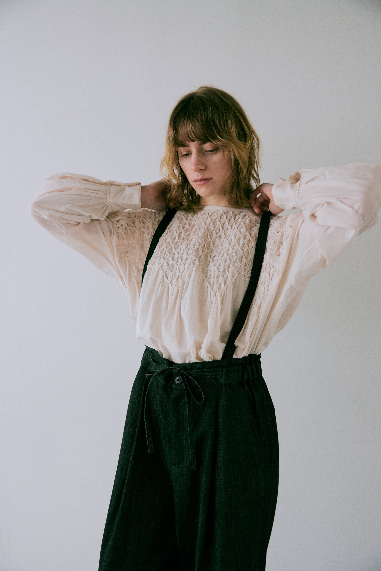 \再入荷/doux bleu ハンドスモッキング刺繍ブラウス DB-2543-003