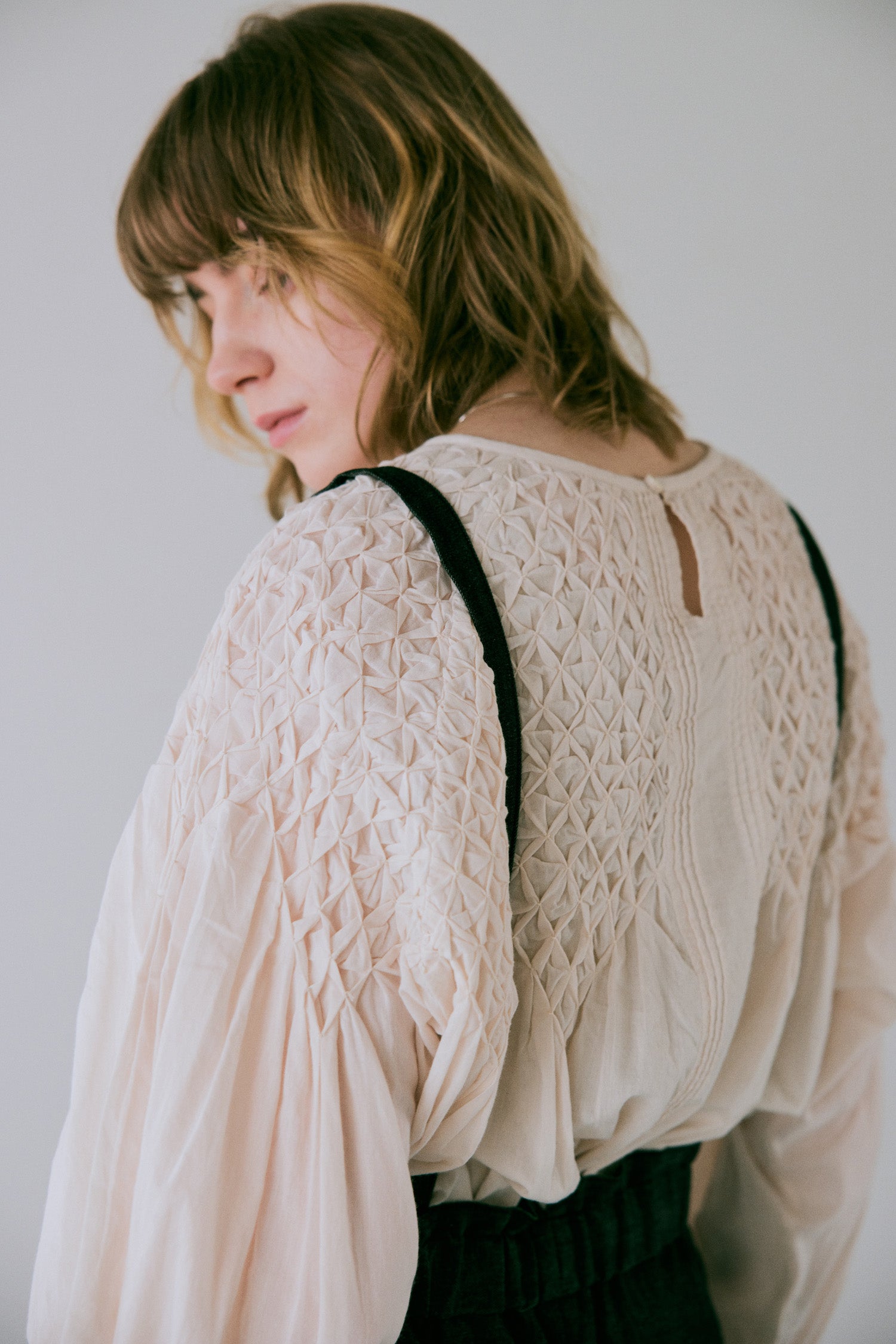 \再入荷/doux bleu ハンドスモッキング刺繍ブラウス DB-2543-003