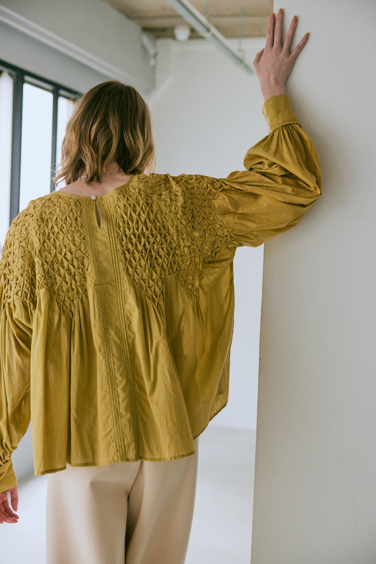 \再入荷/doux bleu ハンドスモッキング刺繍ブラウス DB-2543-003