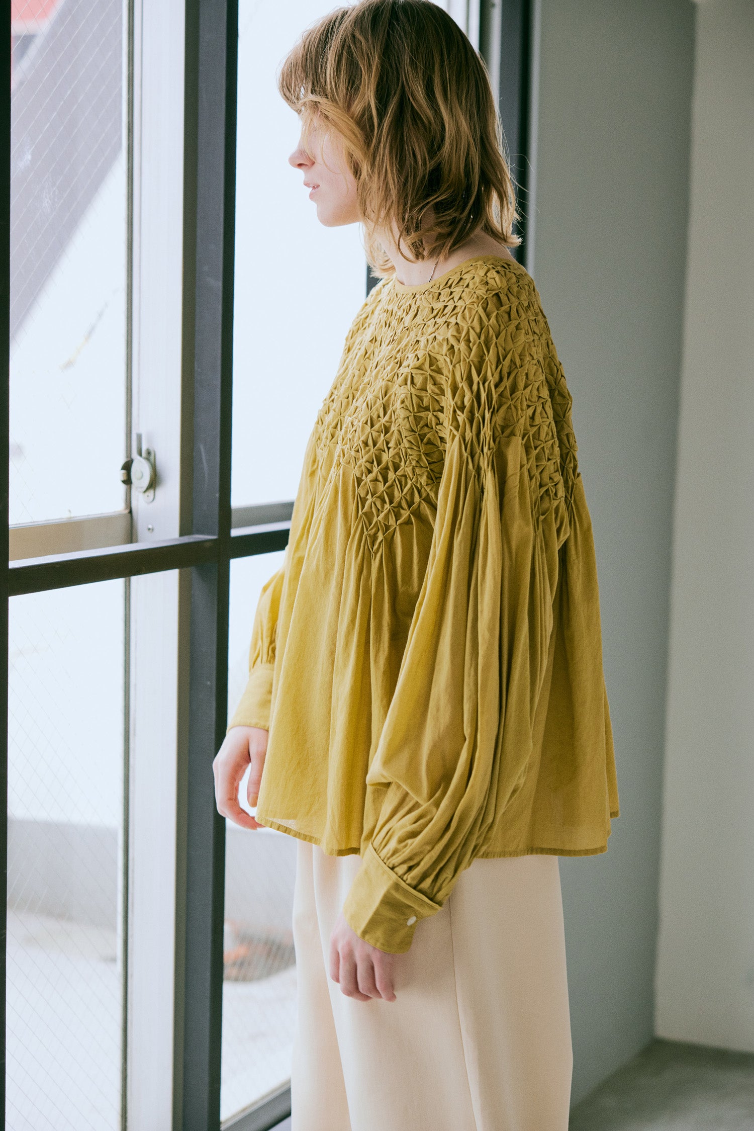 \再入荷/doux bleu ハンドスモッキング刺繍ブラウス DB-2543-003