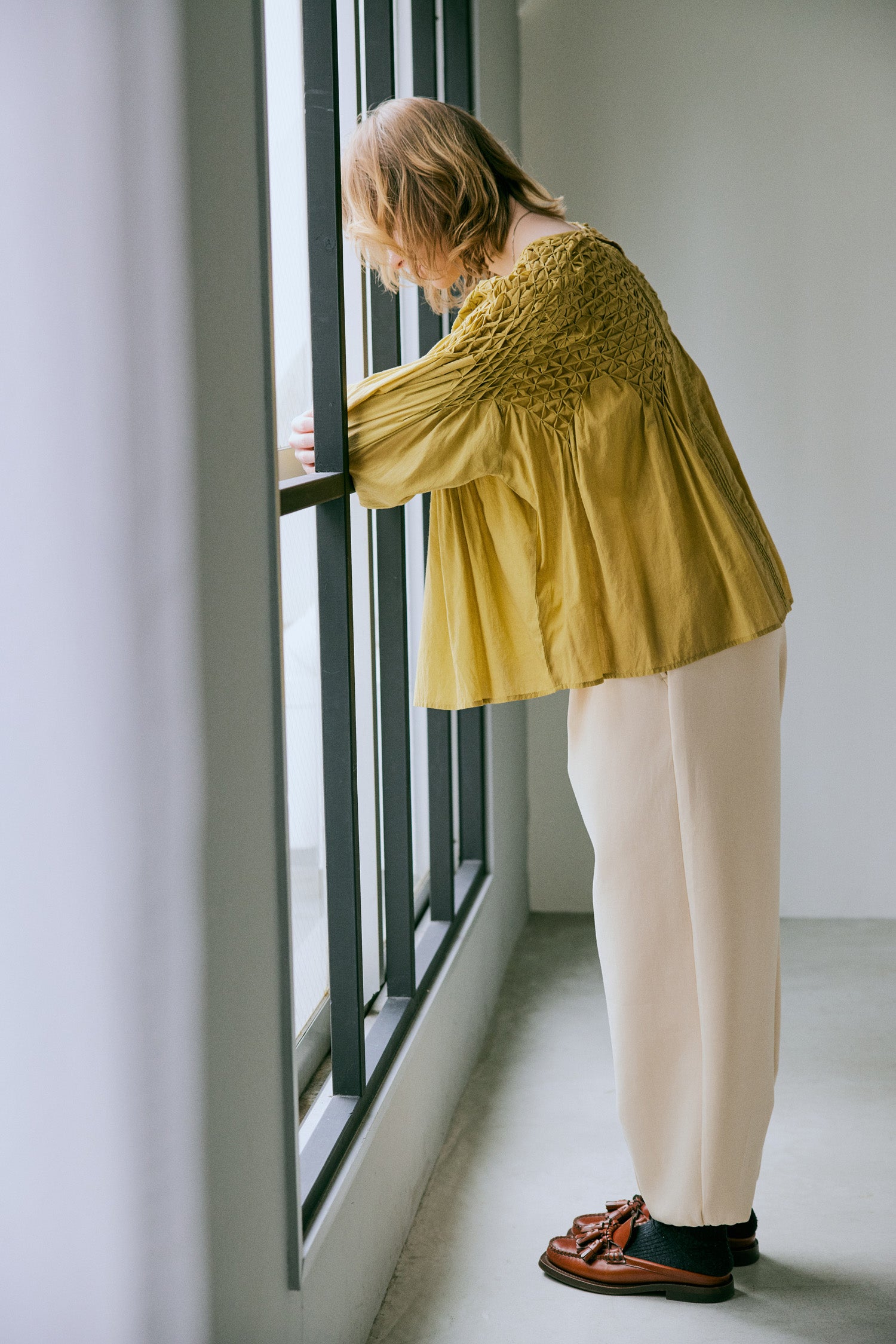 \再入荷/doux bleu ハンドスモッキング刺繍ブラウス DB-2543-003