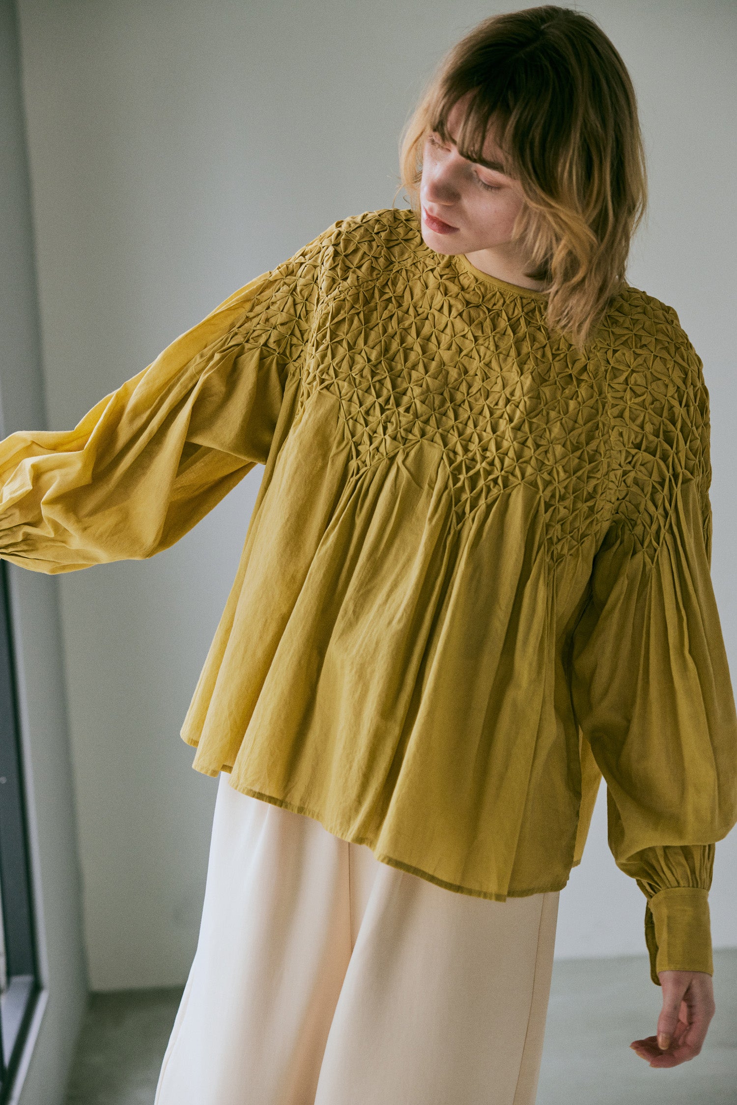 \再入荷/doux bleu ハンドスモッキング刺繍ブラウス DB-2543-003