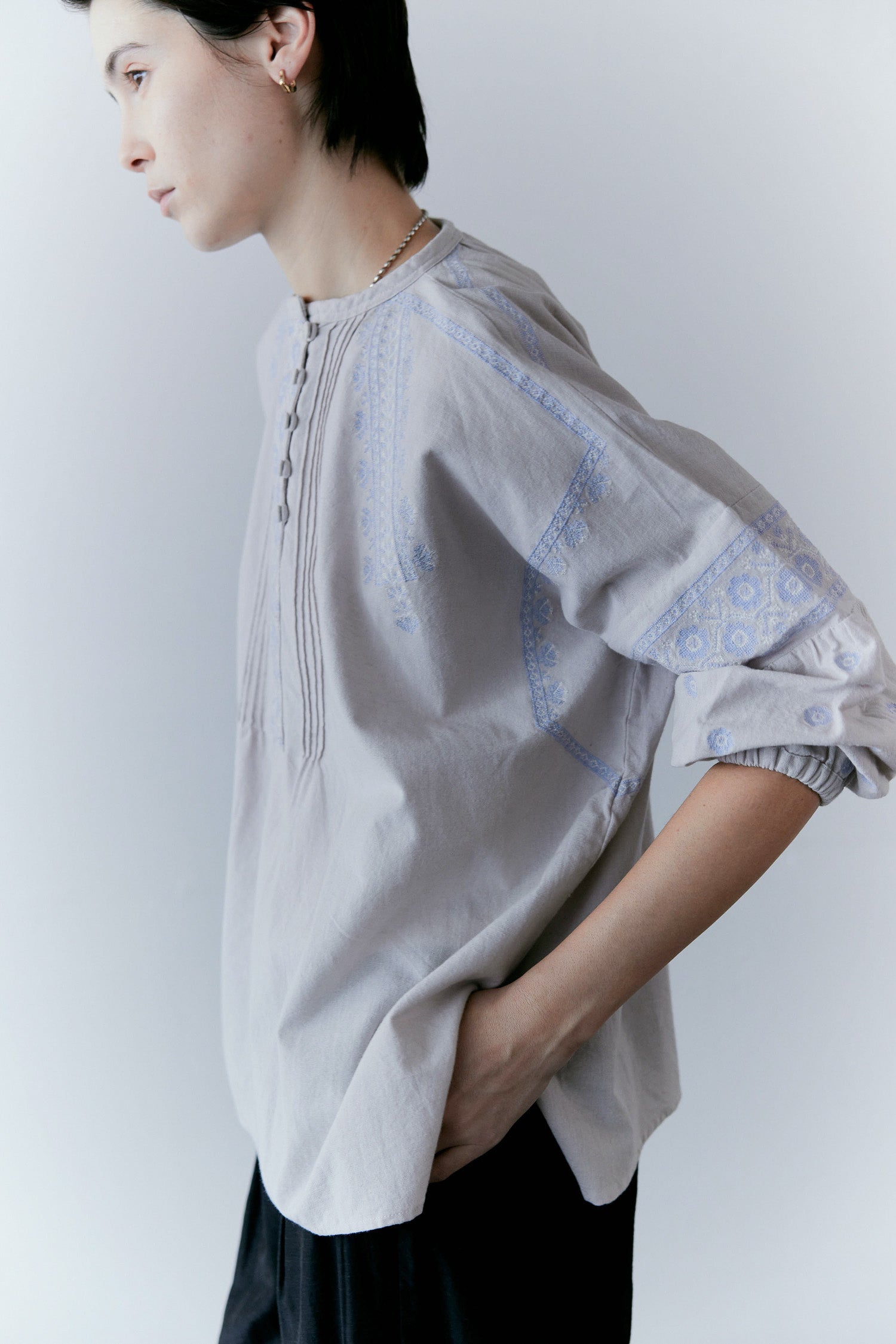 doux bleu C/L クロスステッチ刺繍ブラウス DB-2613-015