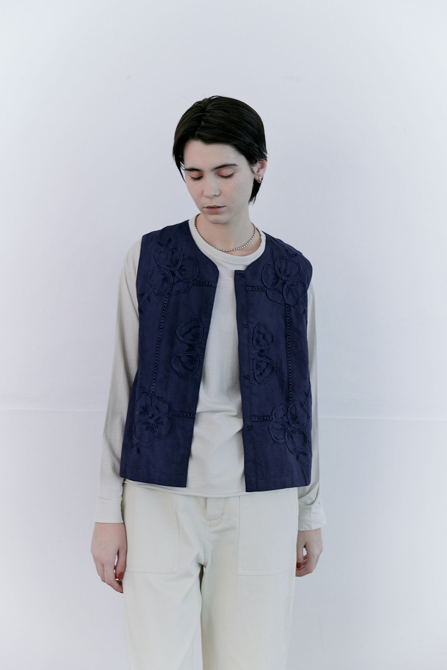 doux bleu カットワーク刺繍ベスト DB-2618-020