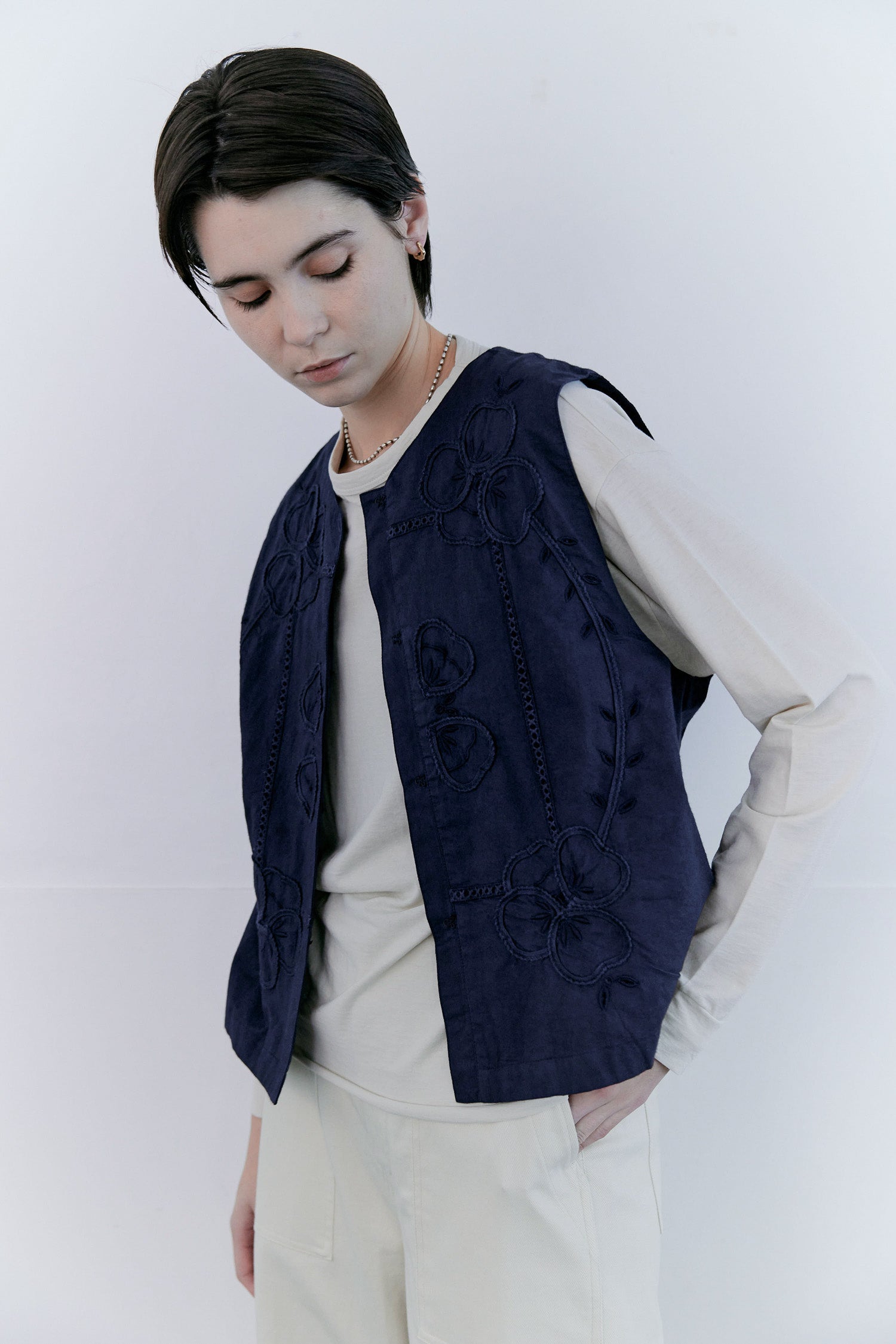 doux bleu カットワーク刺繍ベスト DB-2618-020