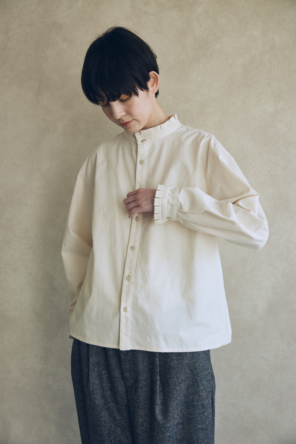 YARRA NEU ヴィンテージワッシャー衿フリルシャツ NU-5553-423