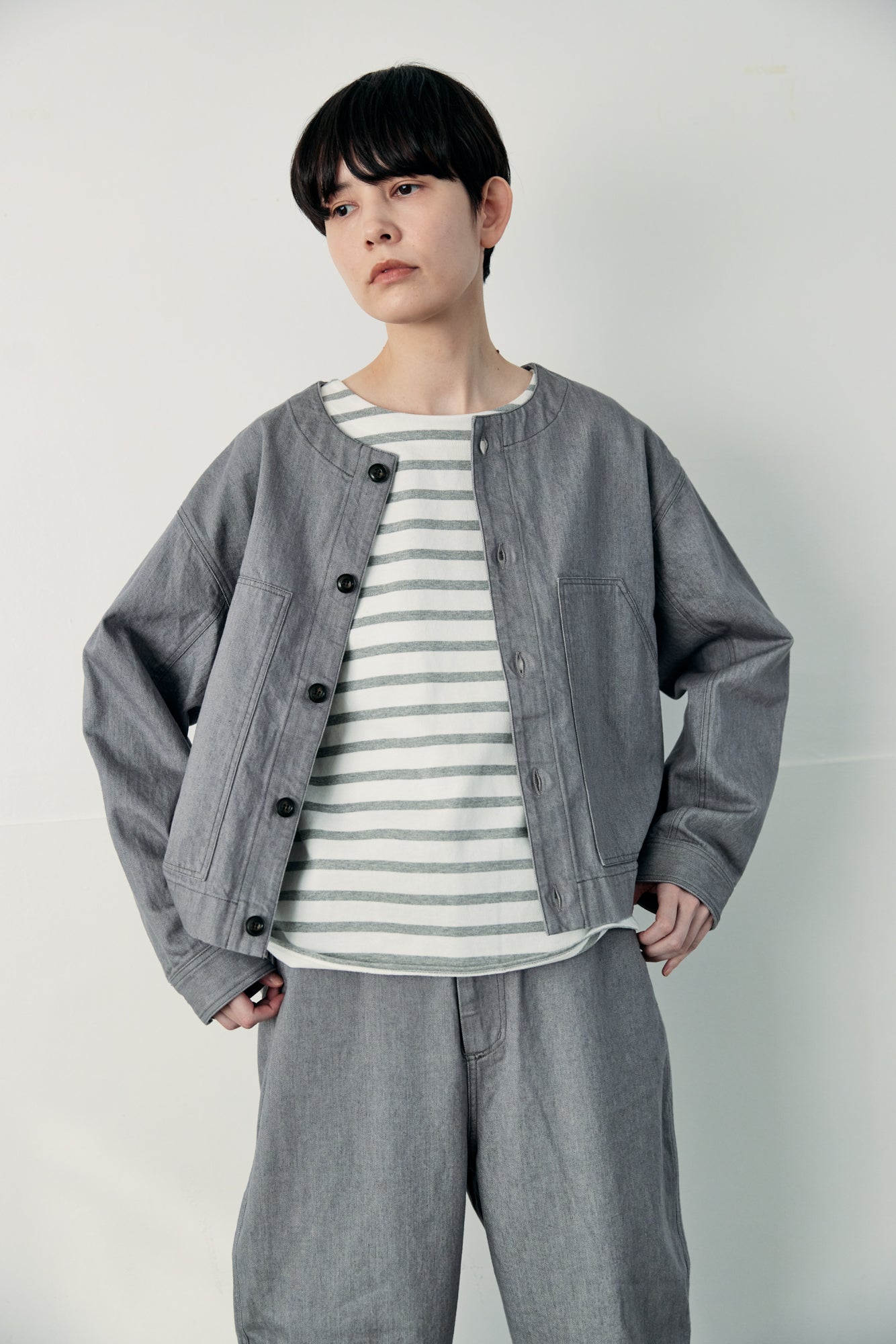 ノーカラーデニムジャケット | AND ON JIONE STORE（アンドオン