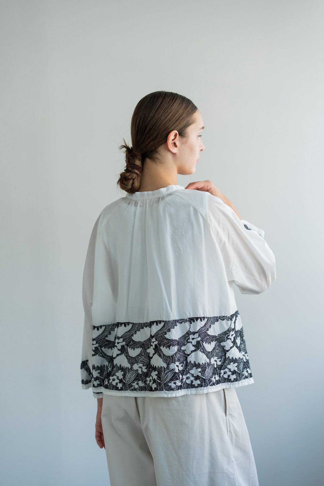 YARRA INDIAハイカウント刺繍ブラウス YR-1613-240