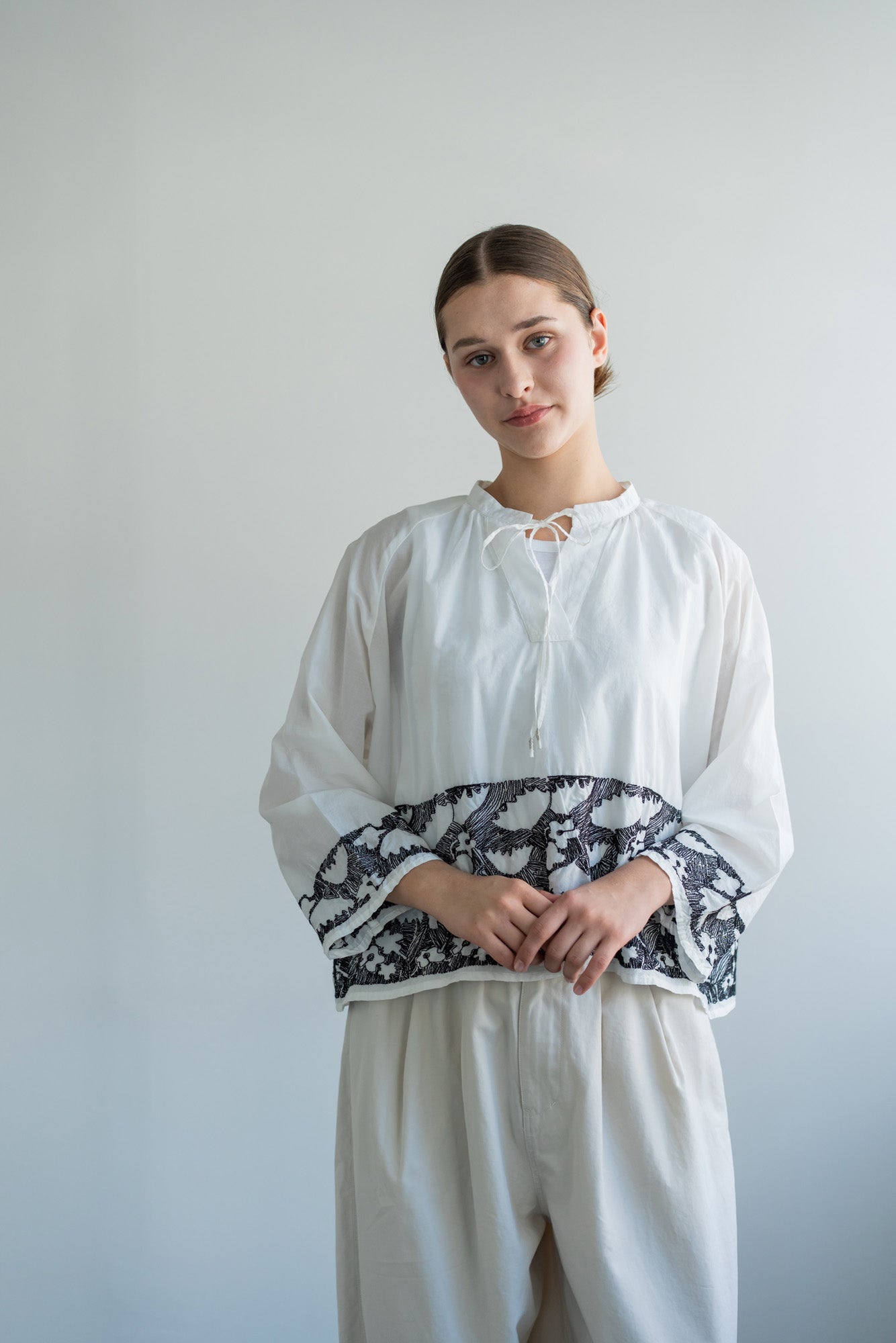 ヤマダヤLASUD サイドリブナロースカート&RADIATE シフリ刺繍ブラウス YARRA INDIAハイカウント刺繍ブラウス YR-1613-240