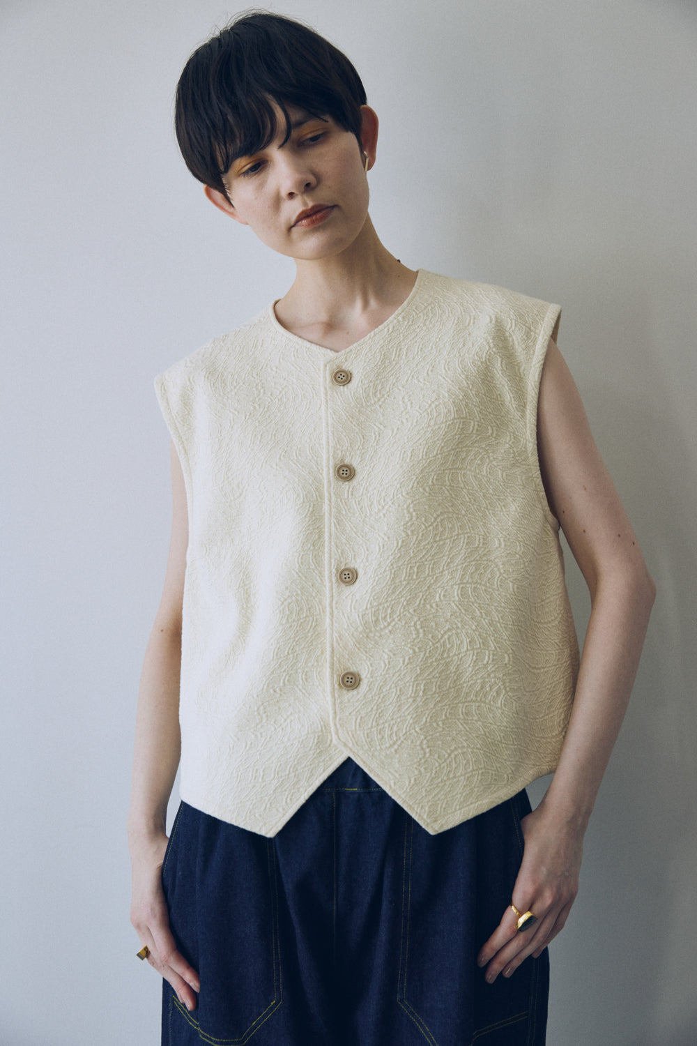 YARRA NEU　カットジャガード釦開きベスト　NU-5548-403