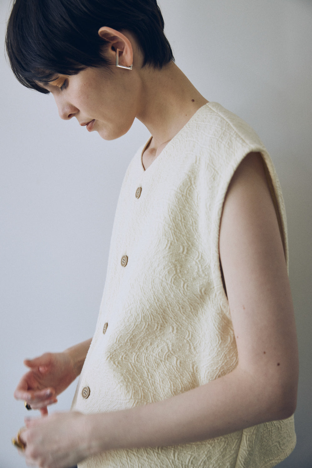 YARRA NEU　カットジャガード釦開きベスト　NU-5548-403