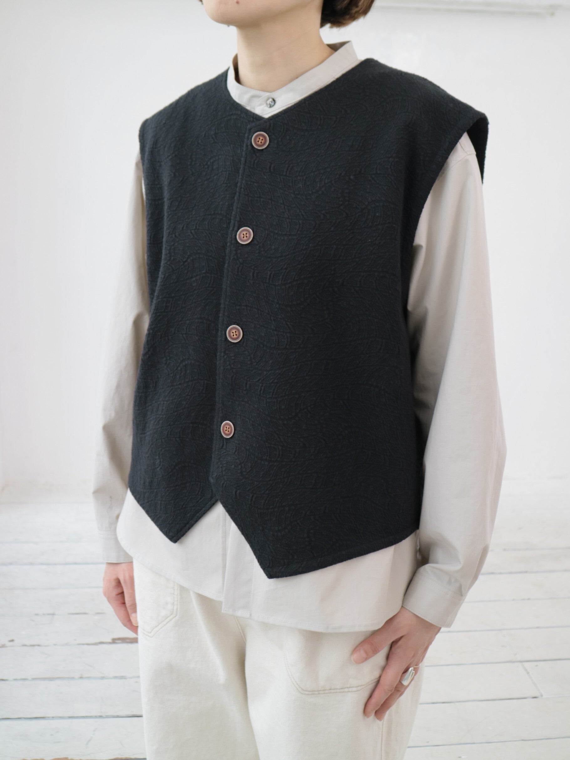 YARRA NEU　カットジャガード釦開きベスト　NU-5548-403