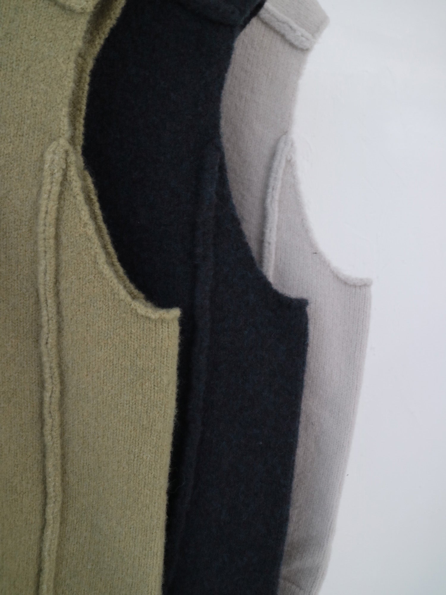 YARRA NEU　ヤク混ハイネックニットベスト　NU-5552-419