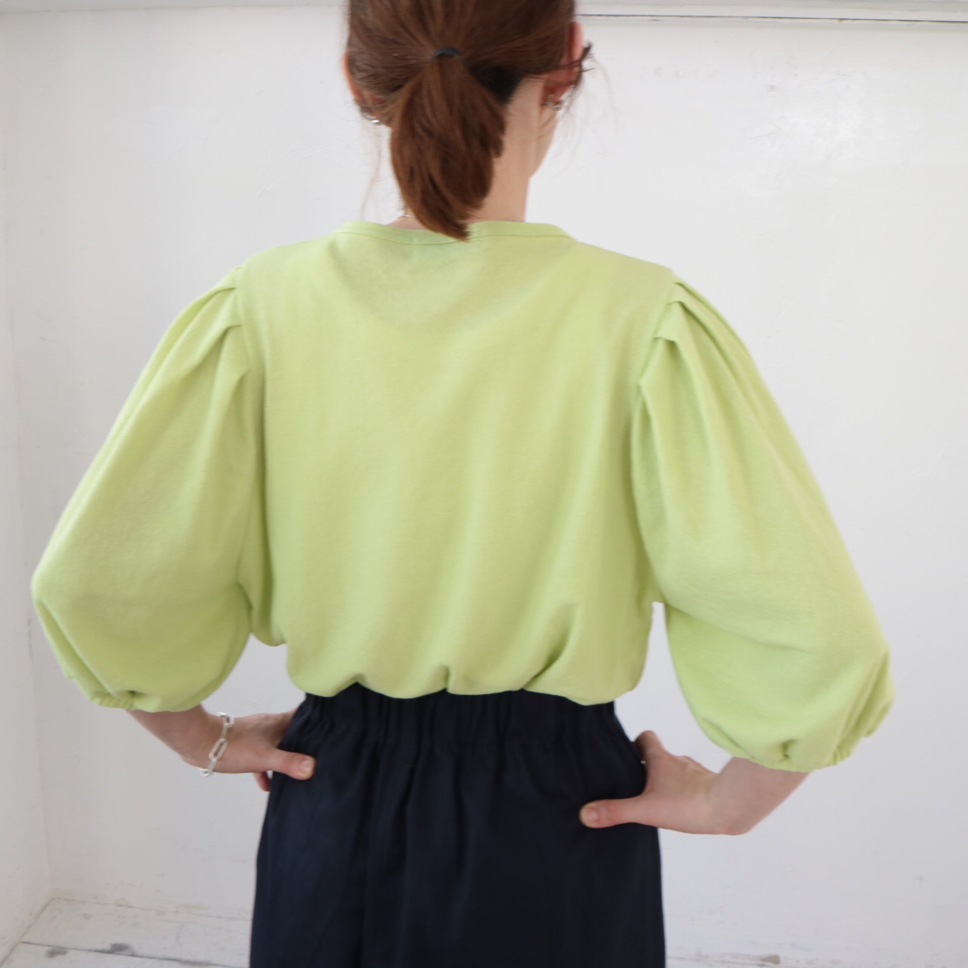 doux bleu　ツイストクレープ袖タックプルオーバー　DB-2421-049