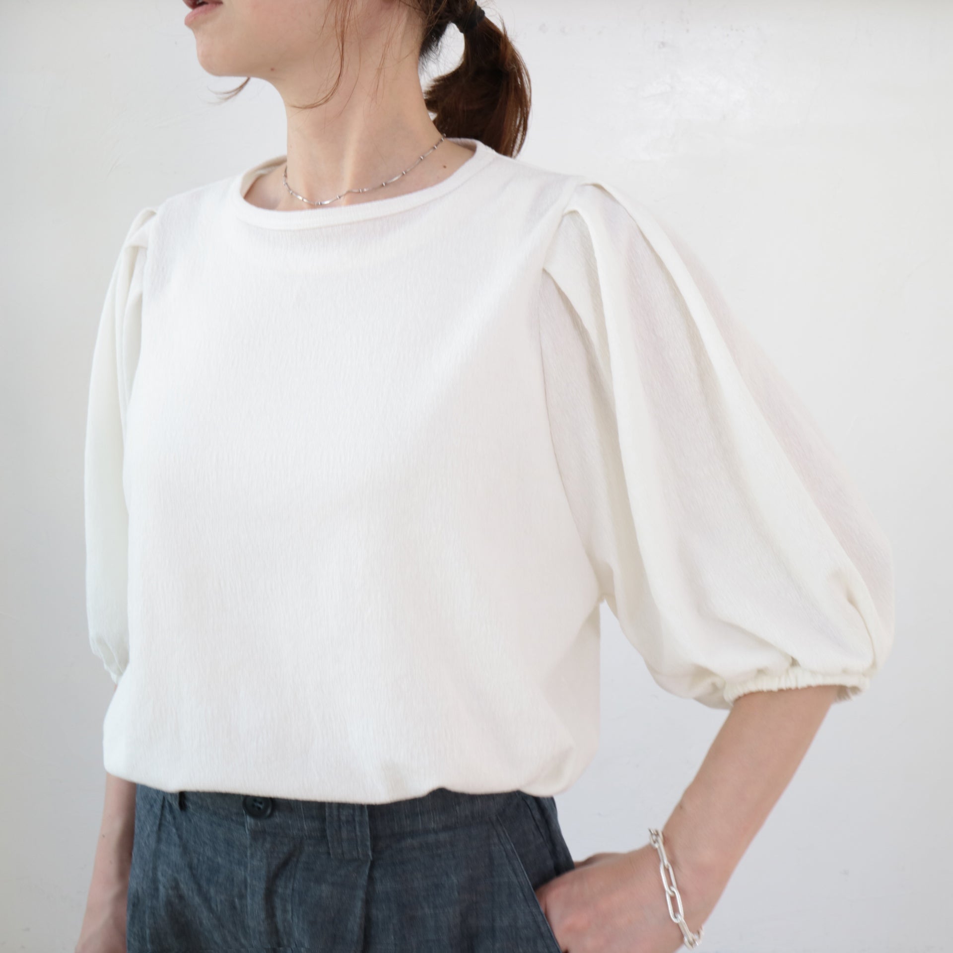 doux bleu　ツイストクレープ袖タックプルオーバー　DB-2421-049
