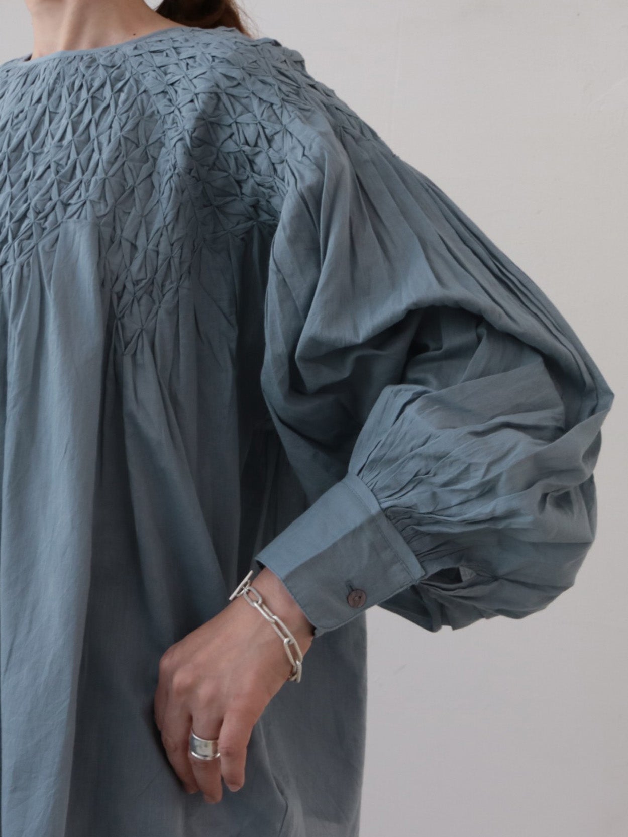 ＼再入荷／doux bleu　ハンドスモッキング刺繍ブラウス　DB-2543-003