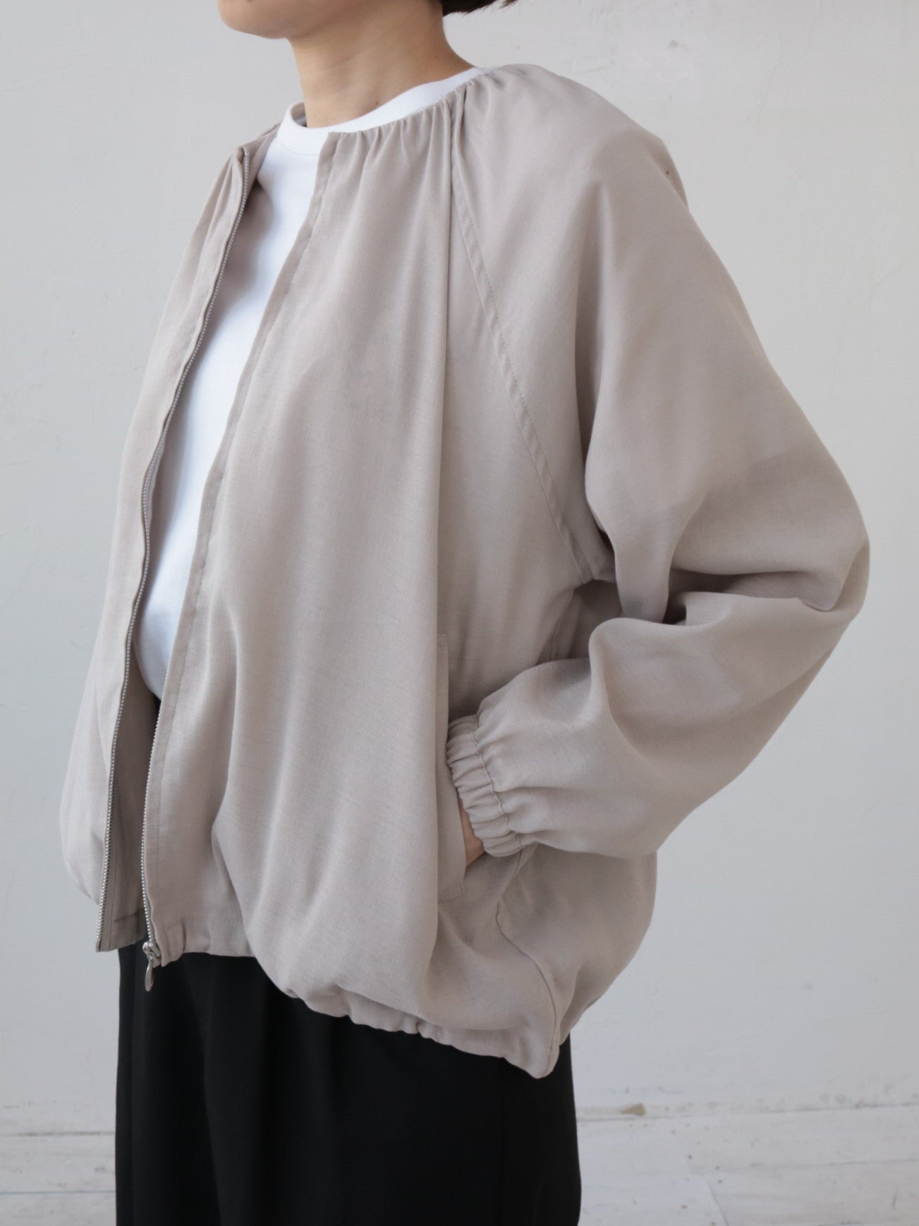 YARRA NEU　シアーノーカラーギャザーブルゾン　NU-5617-426