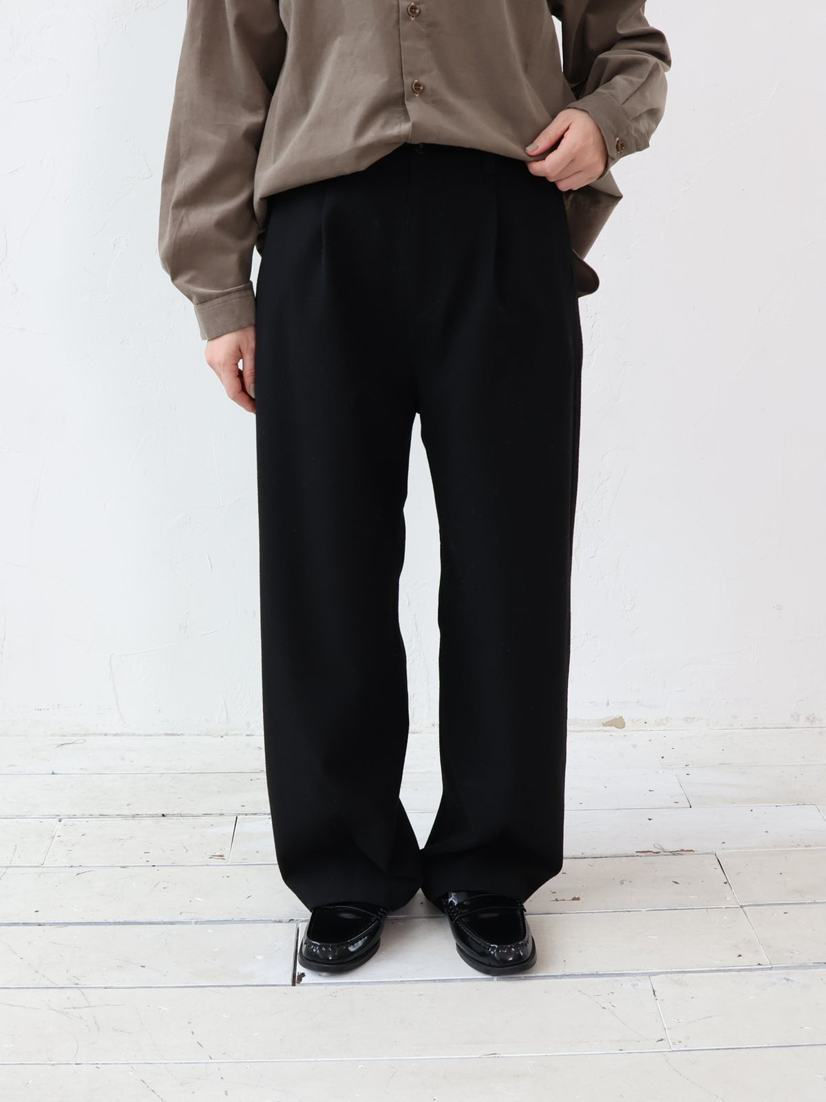 YARRA NEU　裾ダーツ微起毛パンツ　NU-5655-440