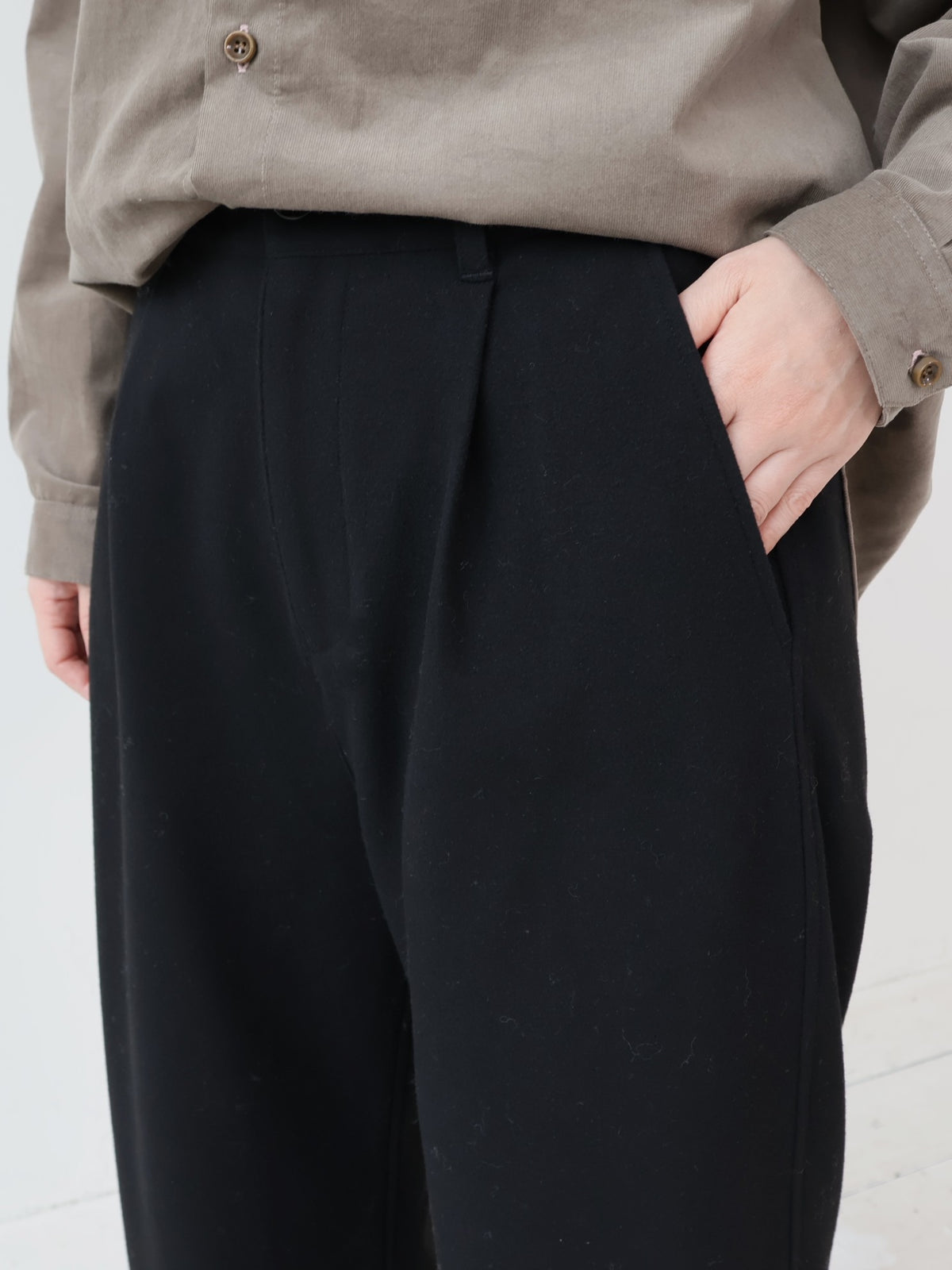 YARRA NEU　裾ダーツ微起毛パンツ　NU-5655-440