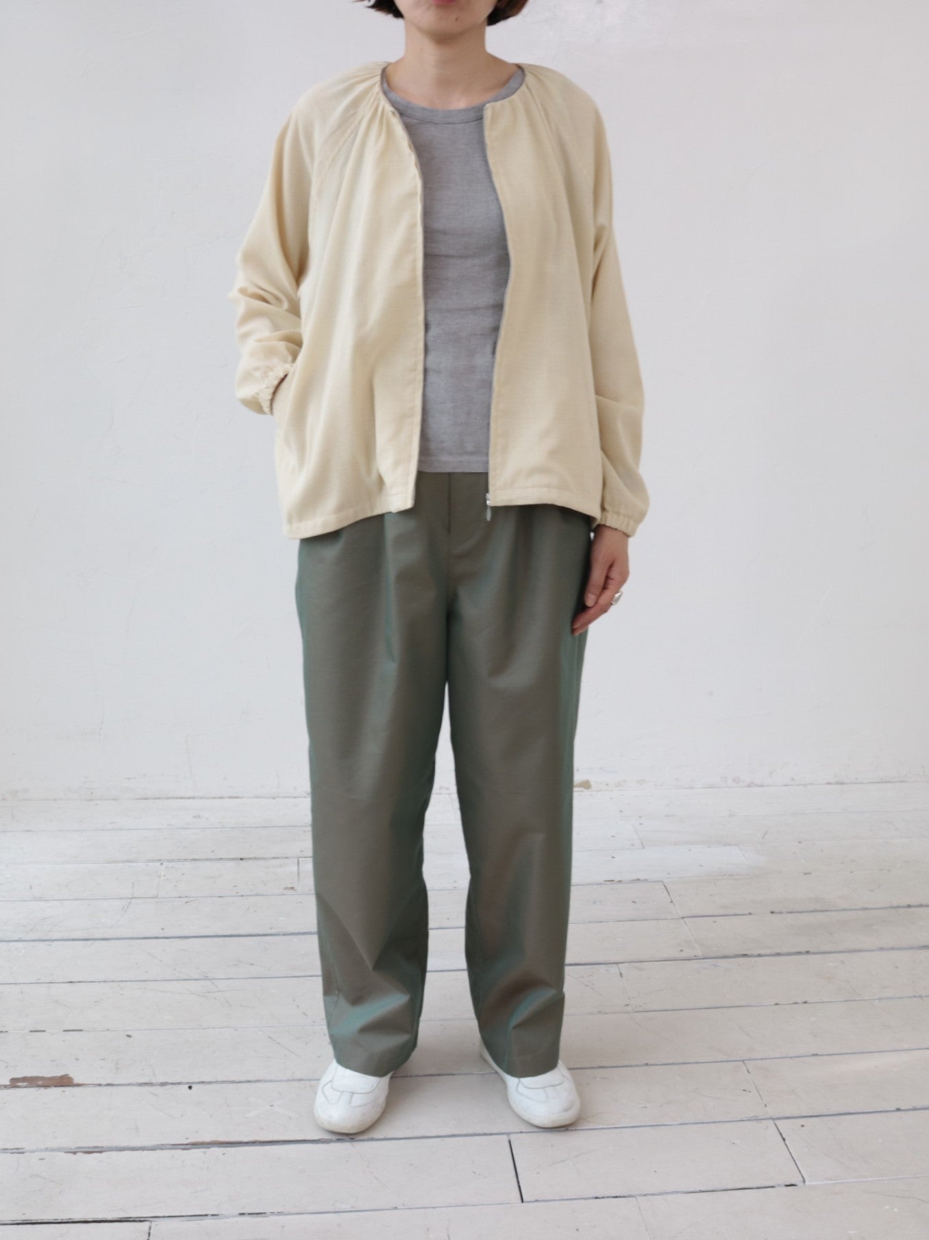 YARRA NEU　シアーノーカラーギャザーブルゾン　NU-5617-426