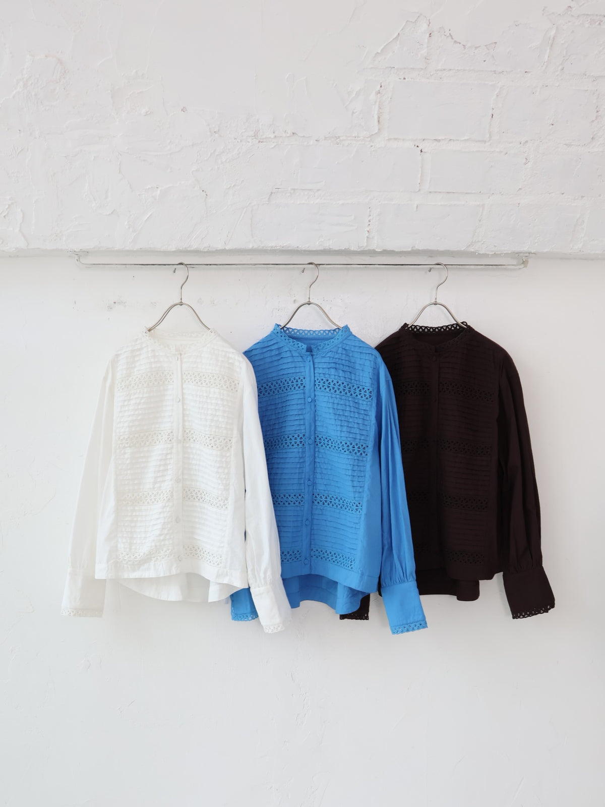 doux bleu　コットンキャンブリック 刺繍レースブラウス　DB-2653-051