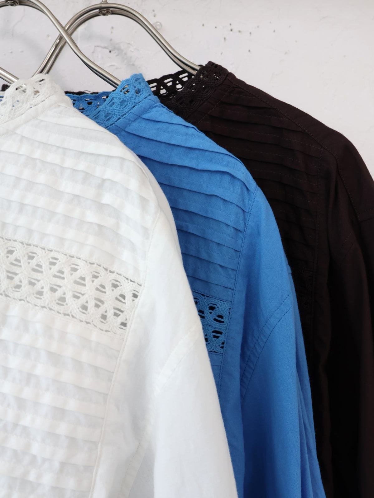 doux bleu　コットンキャンブリック 刺繍レースブラウス　DB-2653-051