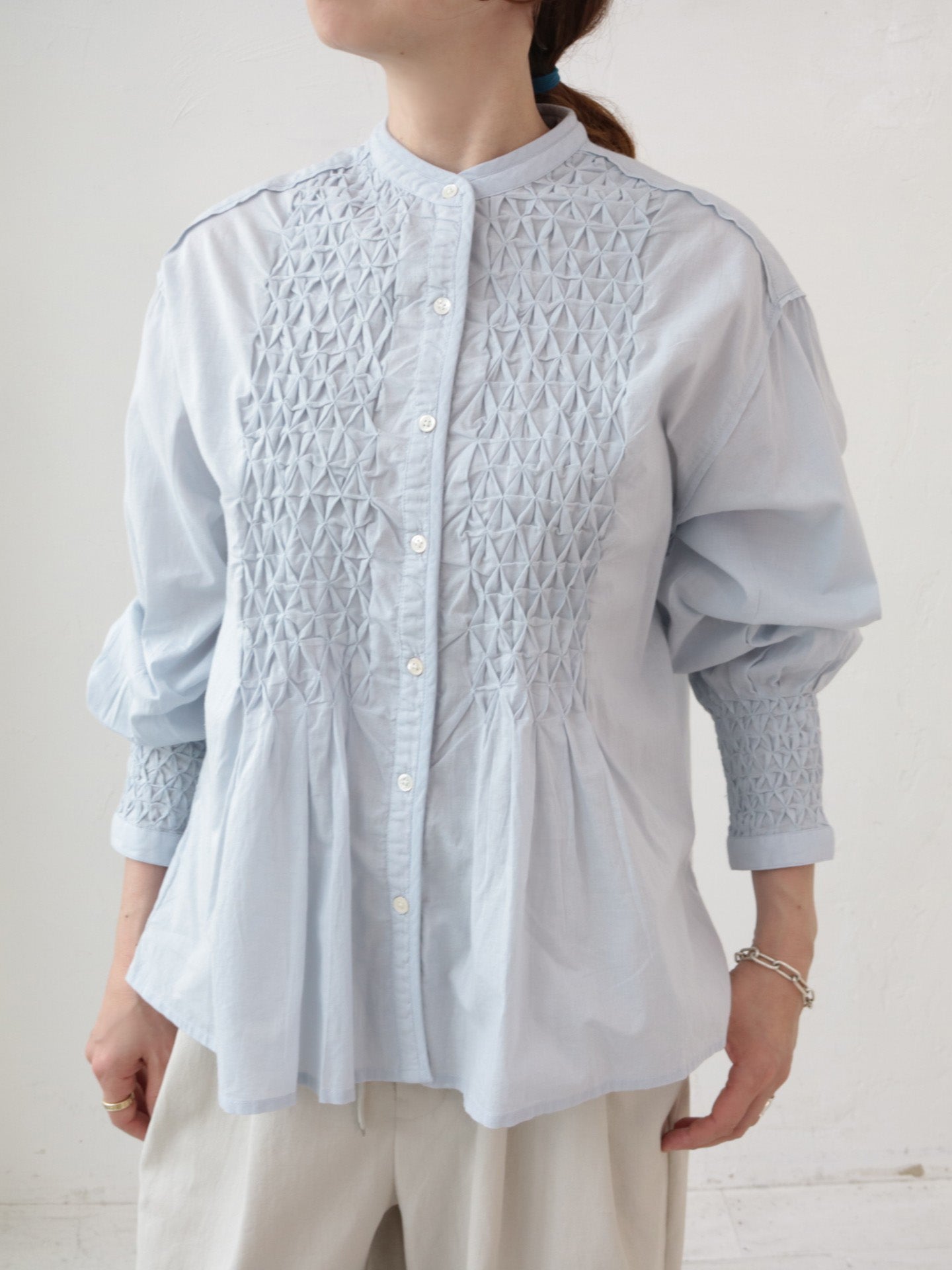 doux bleu　ハンドスモッキング刺繍シャツ　DB-2613-024