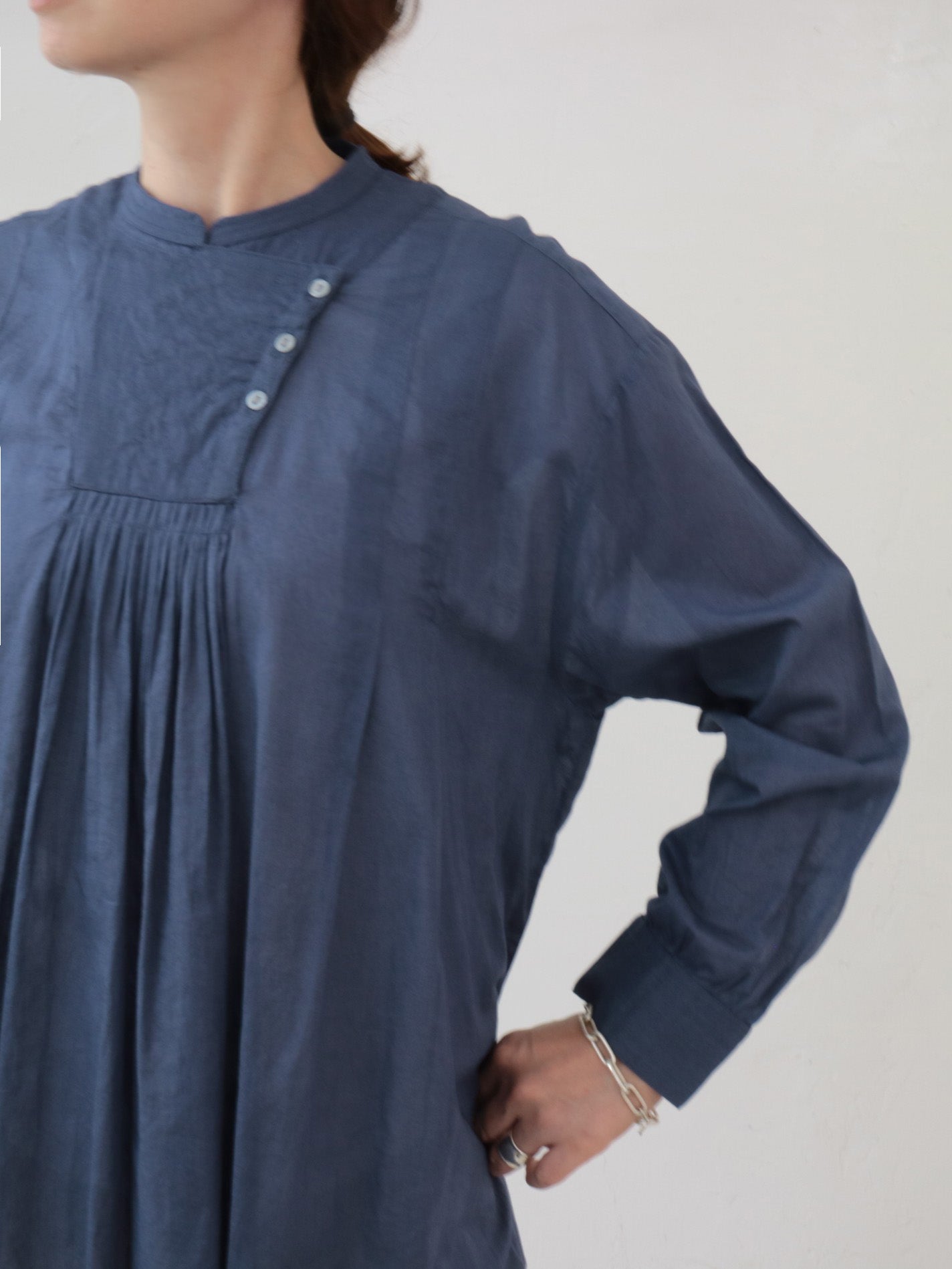 doux bleu　コットンカディ ギャザープルオーバーシャツ　DB-2613-030