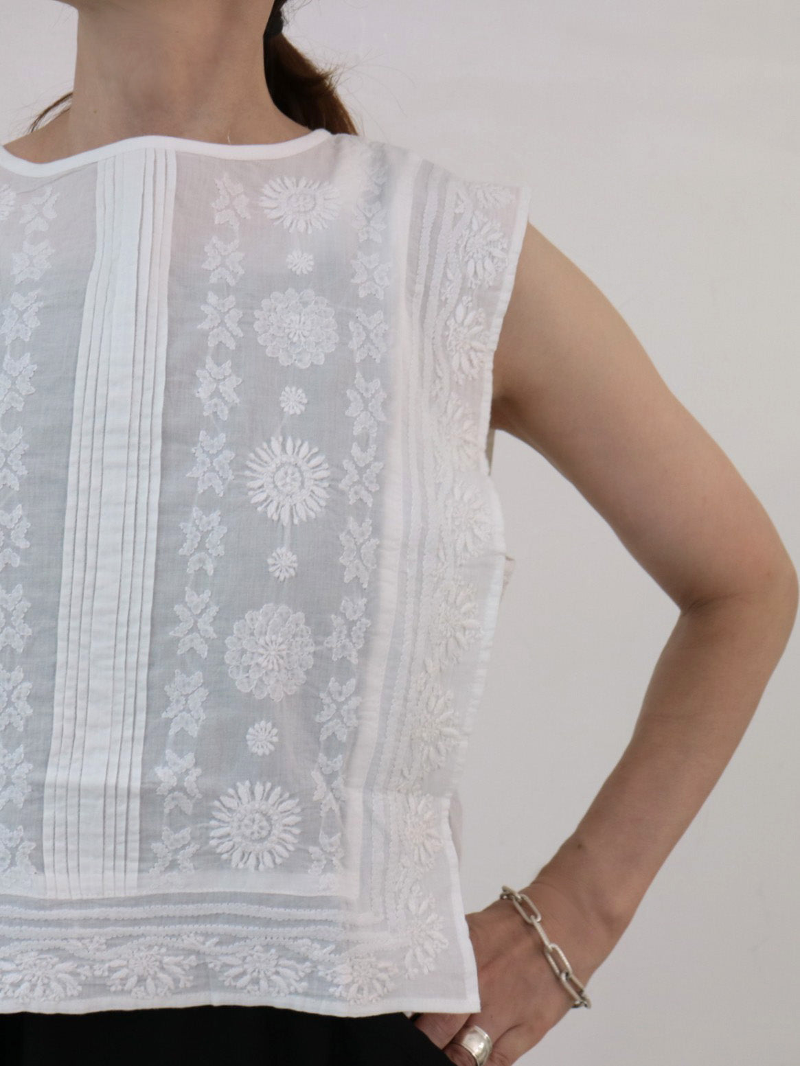 doux bleu　ラクノウ刺繍ショートベスト　DB-2618-043