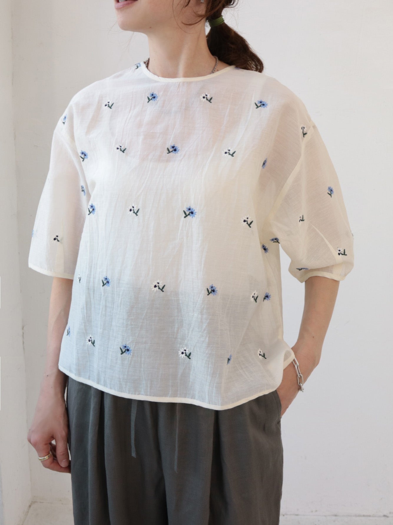 doux bleu　シアー刺繍ブラウス　　DB-2623-075